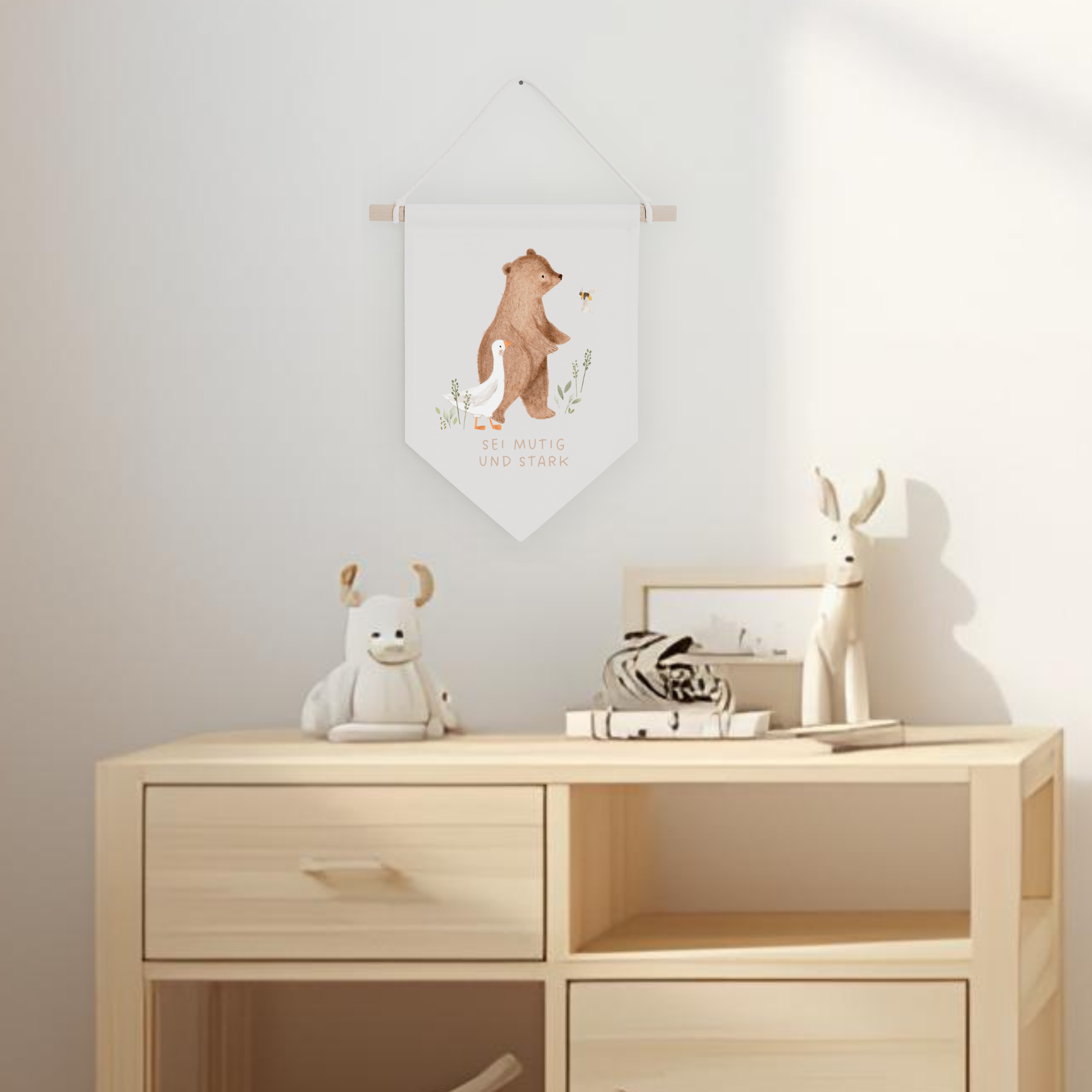 Leinwand-Wimpel mit Buchenholz-Aufhängung "Mutig und stark" · Bär mit Gans