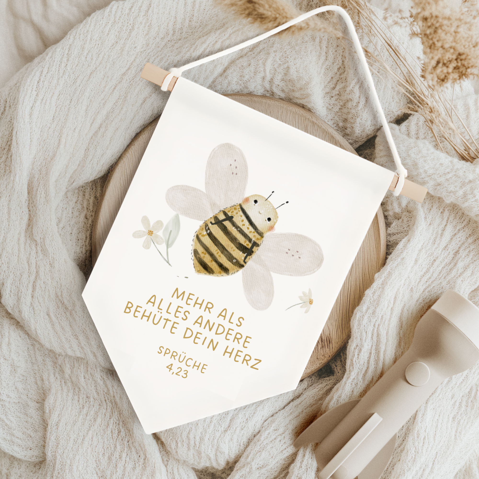 Leinwand-Wimpel mit Buchenholz-Aufhängung "Behüte dein Herz" · Schmetterling