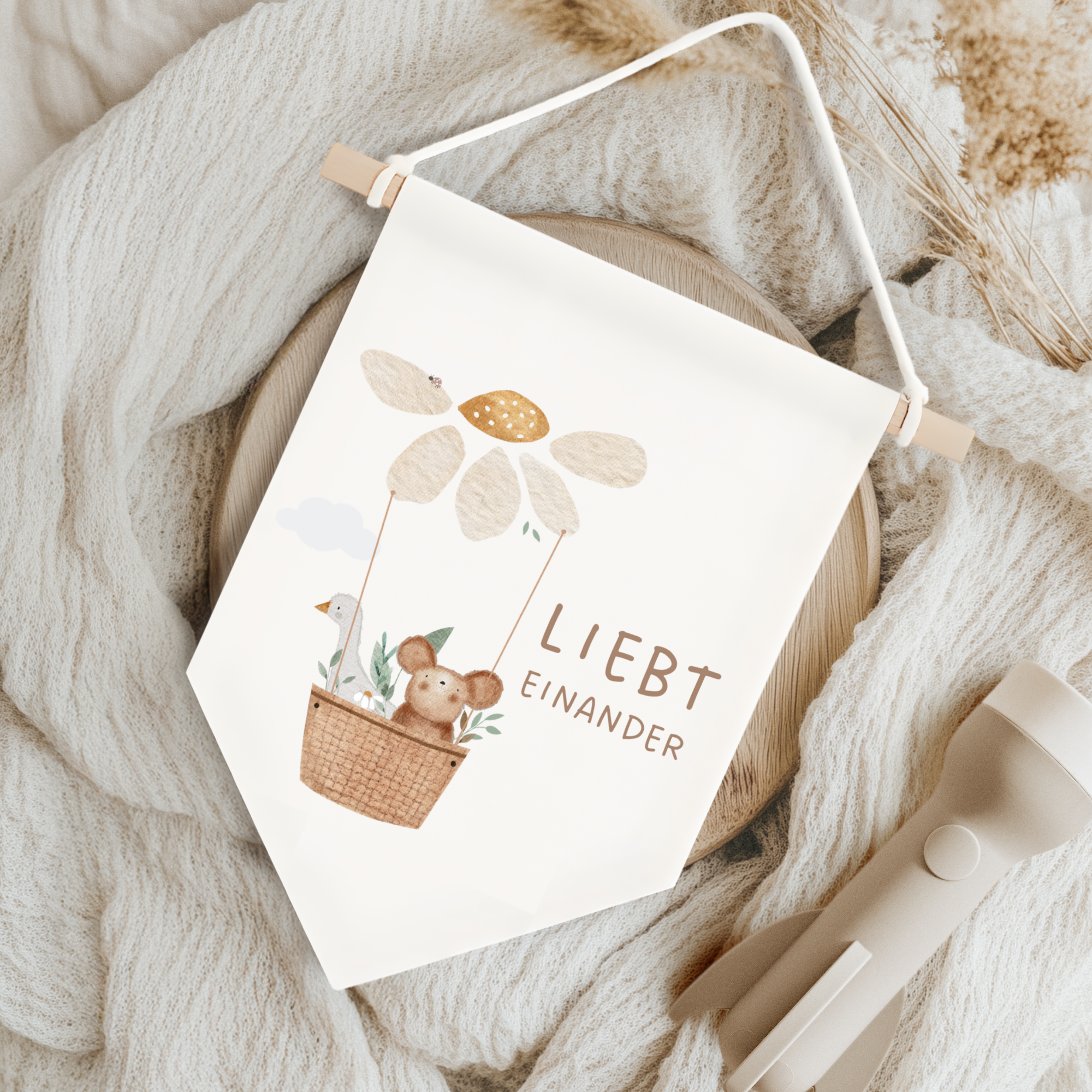 Leinwand-Wimpel mit Buchenholz-Aufhängung "Liebt einander" · Maus & Gans