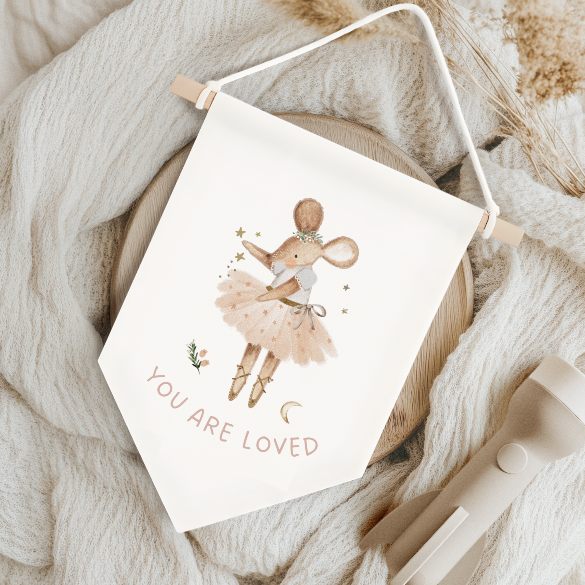 Leinwand-Wimpel mit Buchenholz-Aufhängung "You are loved" · Maus als Ballerina