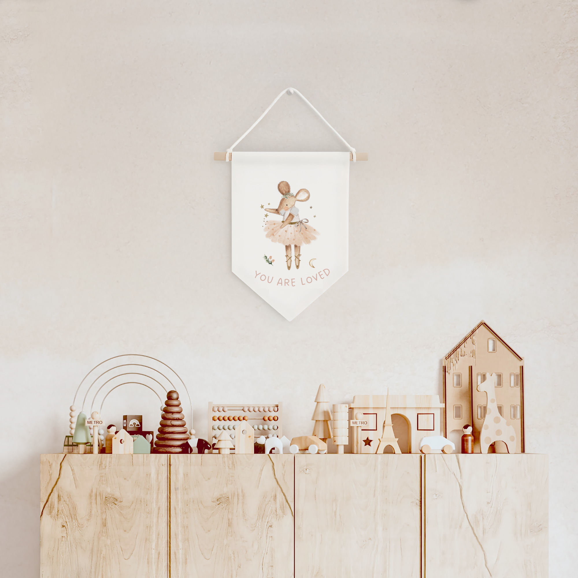 Leinwand-Wimpel mit Buchenholz-Aufhängung "You are loved" · Maus als Ballerina