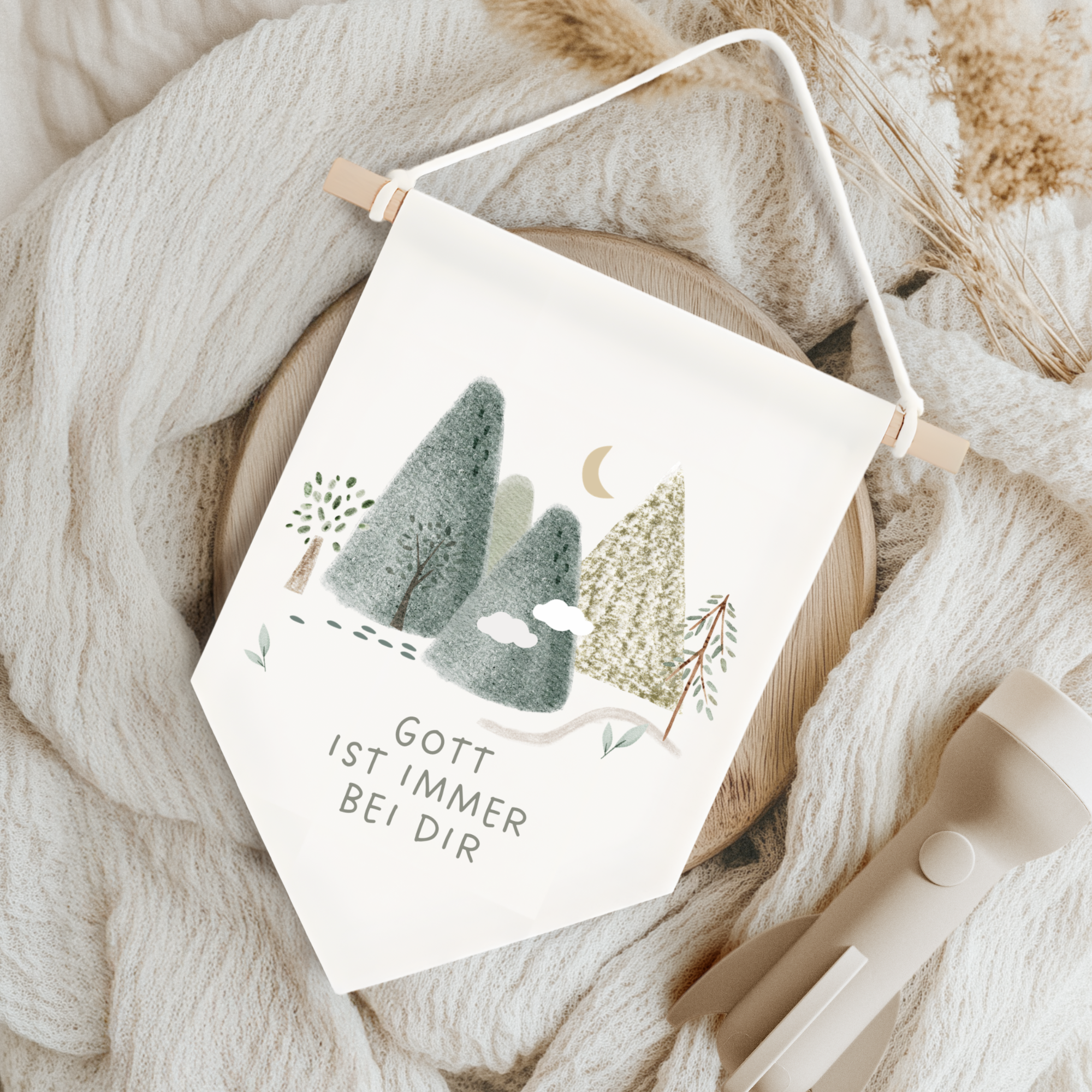 Leinwand-Wimpel mit Buchenholz-Aufhängung "Gott ist immer bei dir" · Wald
