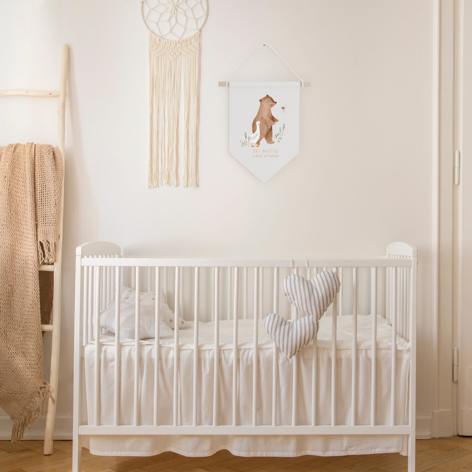 Leinwand-Wimpel mit Buchenholz-Aufhängung "Mutig und stark" · Bär mit Gans