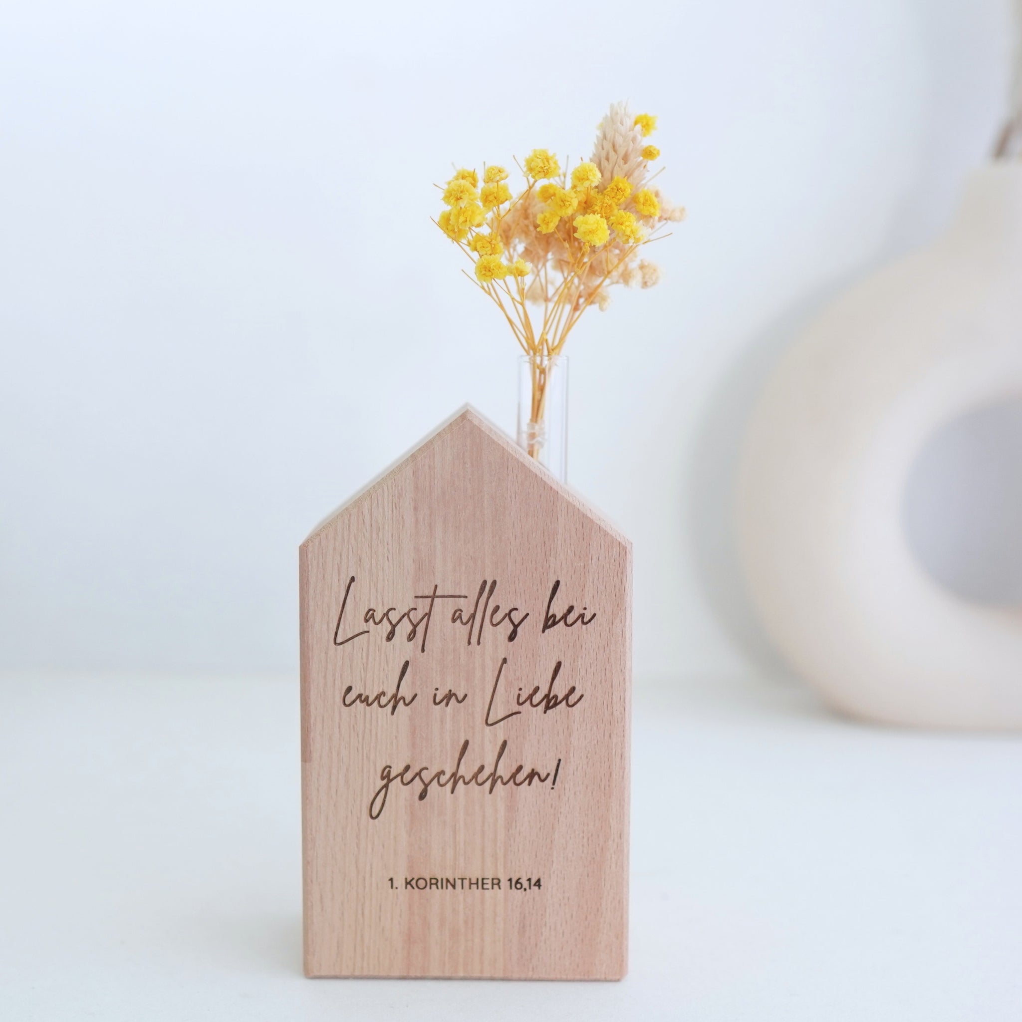 Holzvase-Haus "Alles in Liebe" mit Trockenblumen