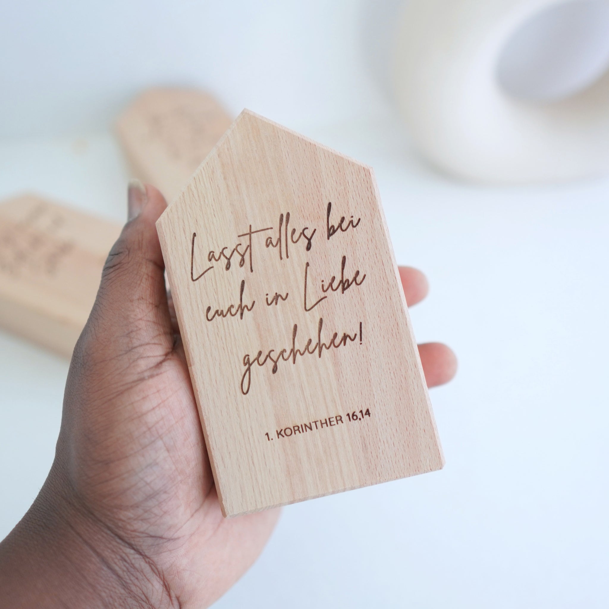 Holzvase-Haus "Alles in Liebe" mit Trockenblumen