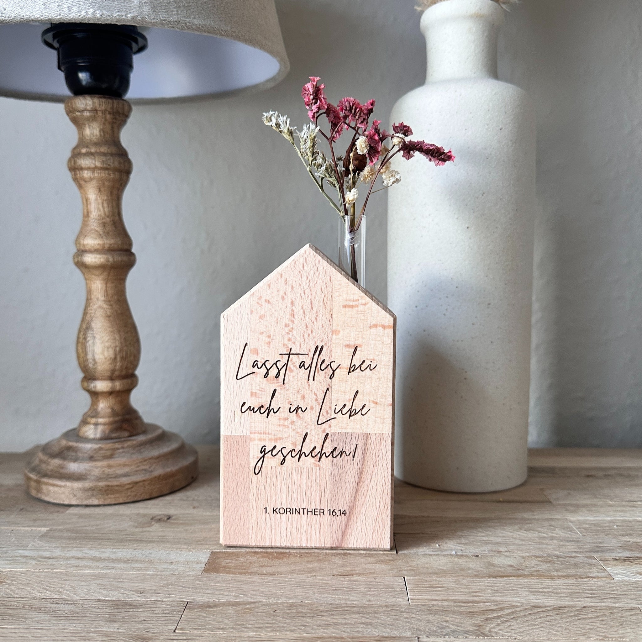 Holzvase-Haus "Alles in Liebe" mit Trockenblumen