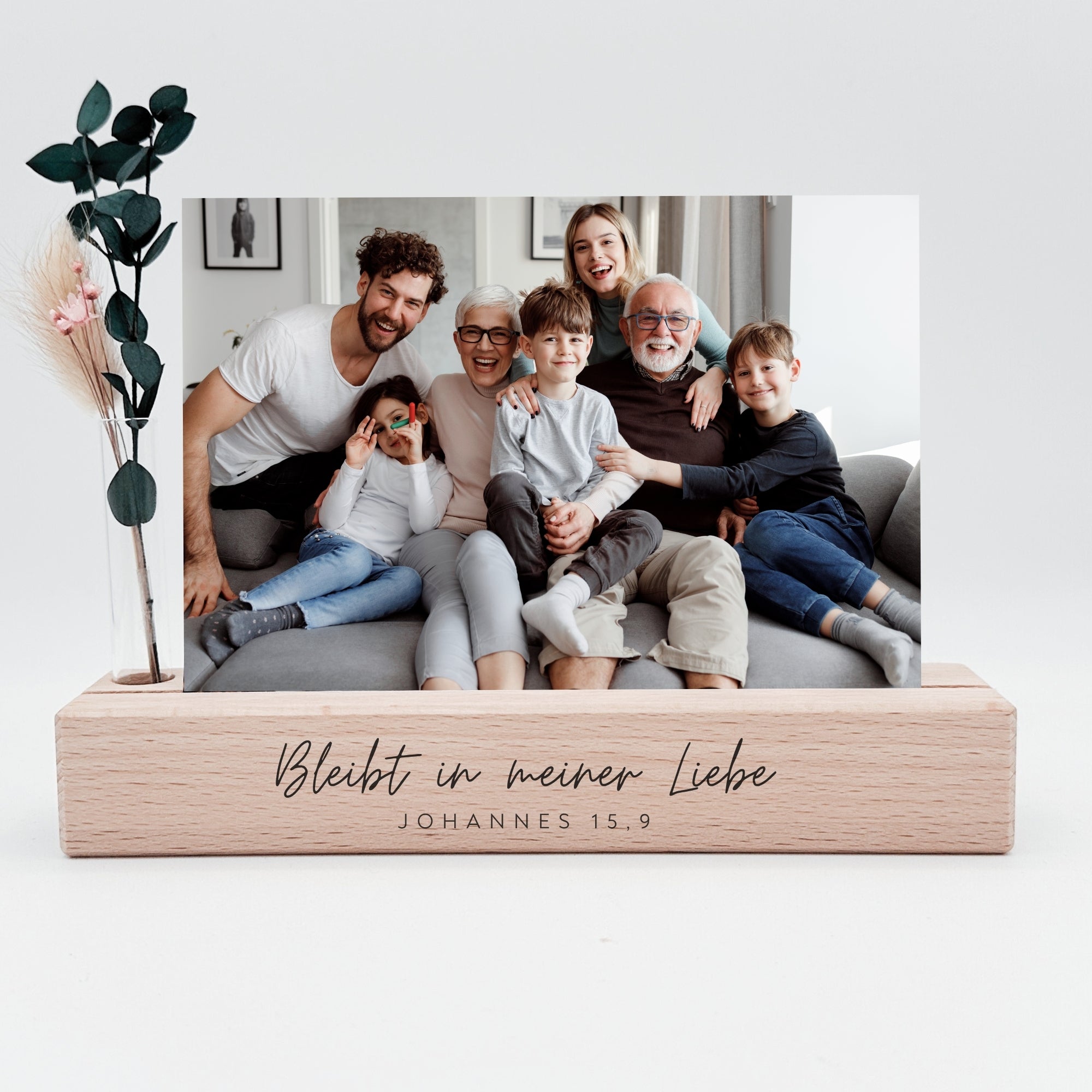 Foto- / Kartenhalter "Bleibt in meiner Liebe" mit Blumen · Holzgravur · Buche