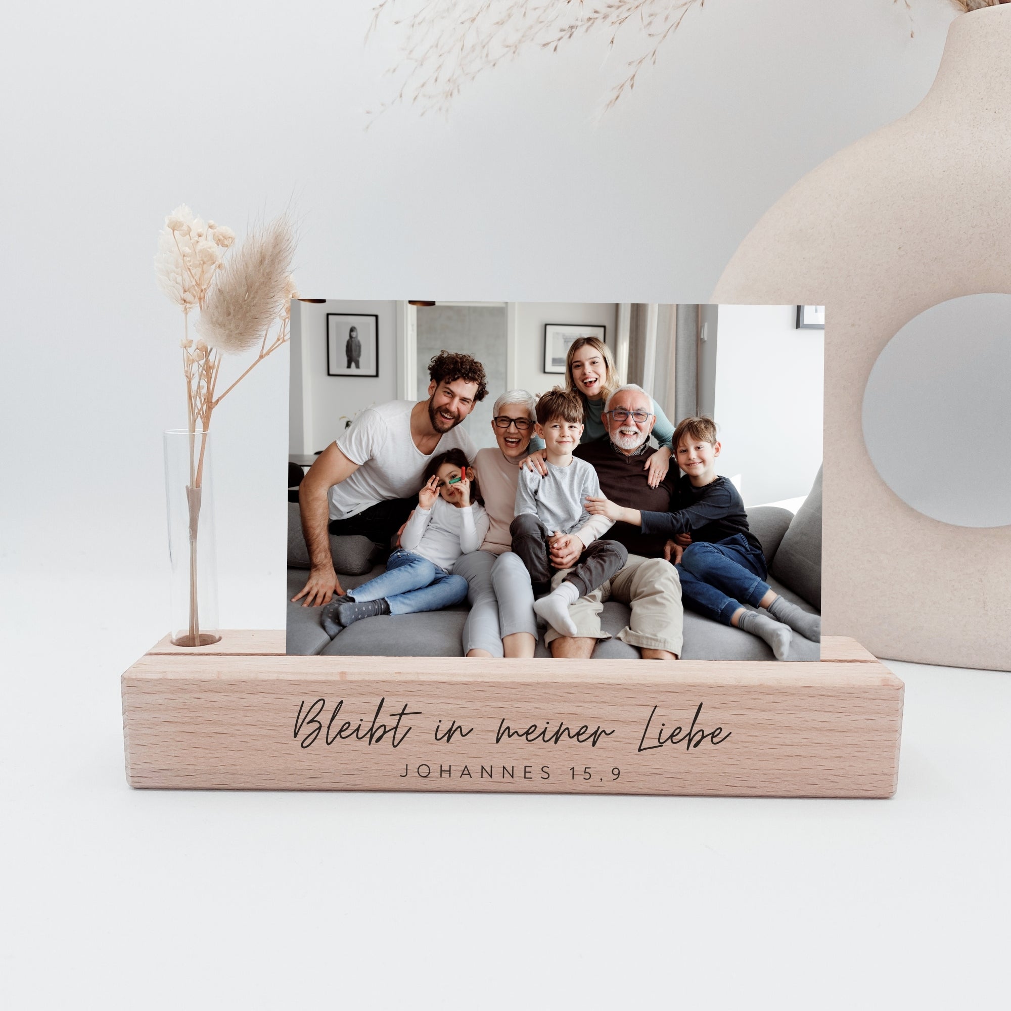 Foto- / Kartenhalter "Bleibt in meiner Liebe" mit Blumen · Holzgravur · Buche