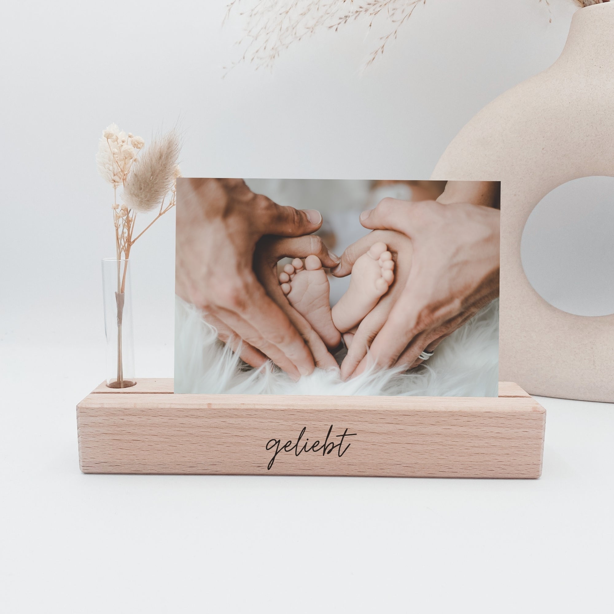Foto- / Kartenhalter "geliebt" mit Blumen · Holzgravur · Buche
