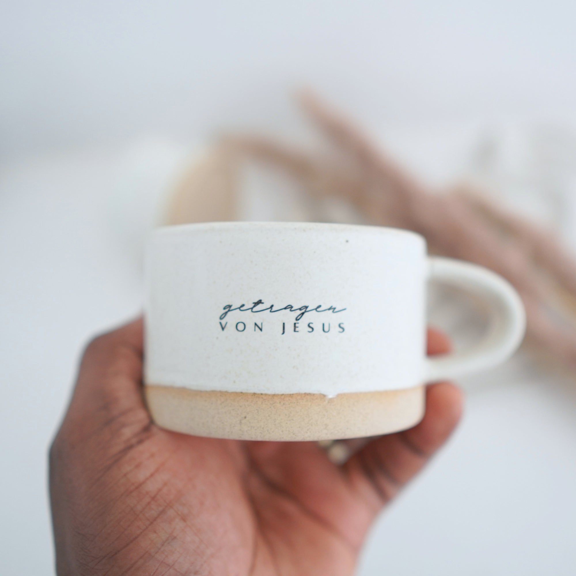 Handgemachte Tasse "getragen von Jesus" 180ml - Graviert | RUSTY-S