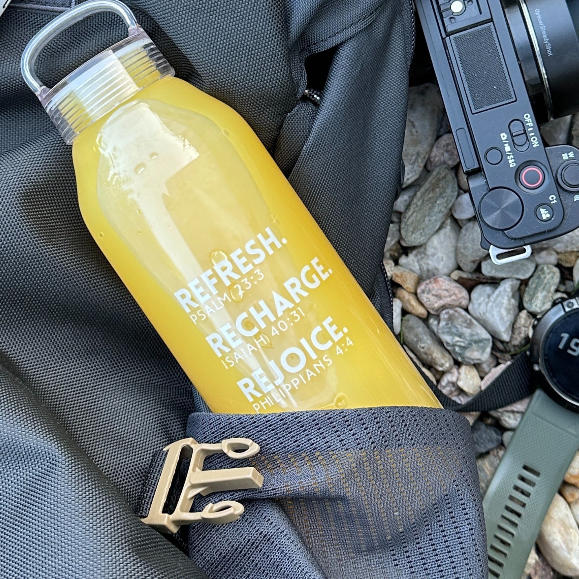 Trinkflasche aus Glas "Refresh, Recharge, Rejoice" · 500ml