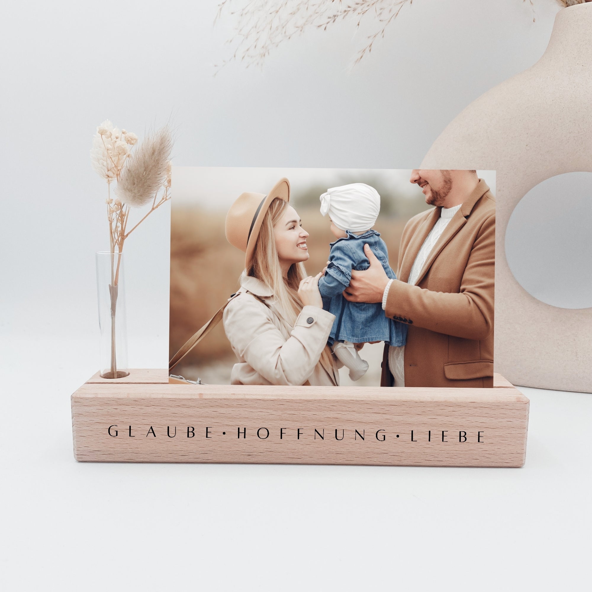 Foto- / Kartenhalter "Glaube Hoffnung Liebe" mit Blumen · Holzgravur · Buche