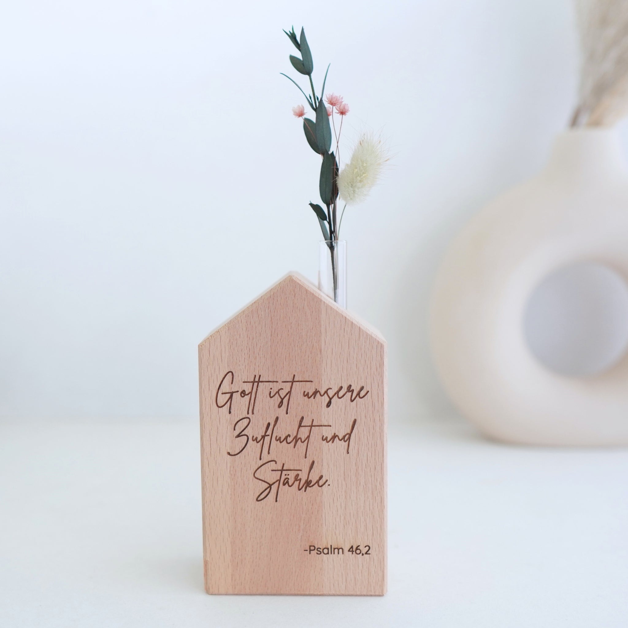 Holzvase-Haus "Zuflucht und Stärke" mit Trockenblumen