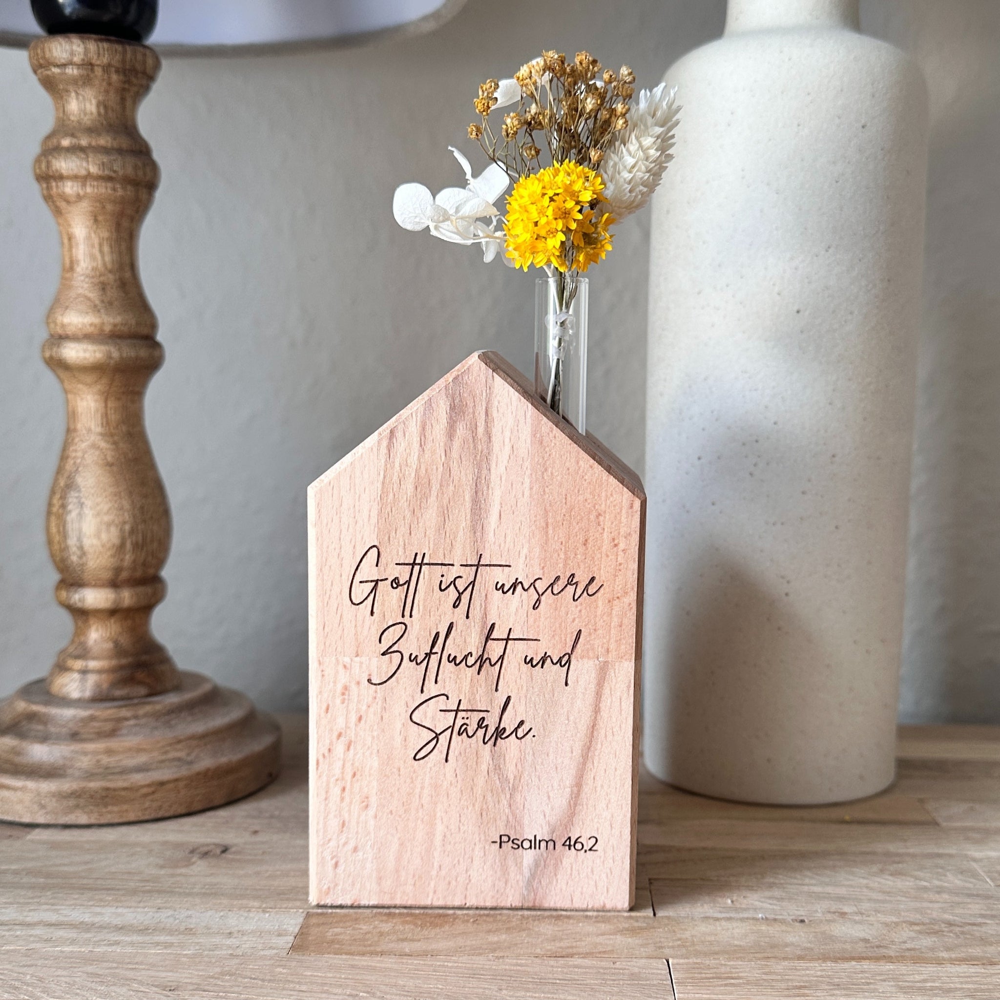Holzvase-Haus "Zuflucht und Stärke" mit Trockenblumen