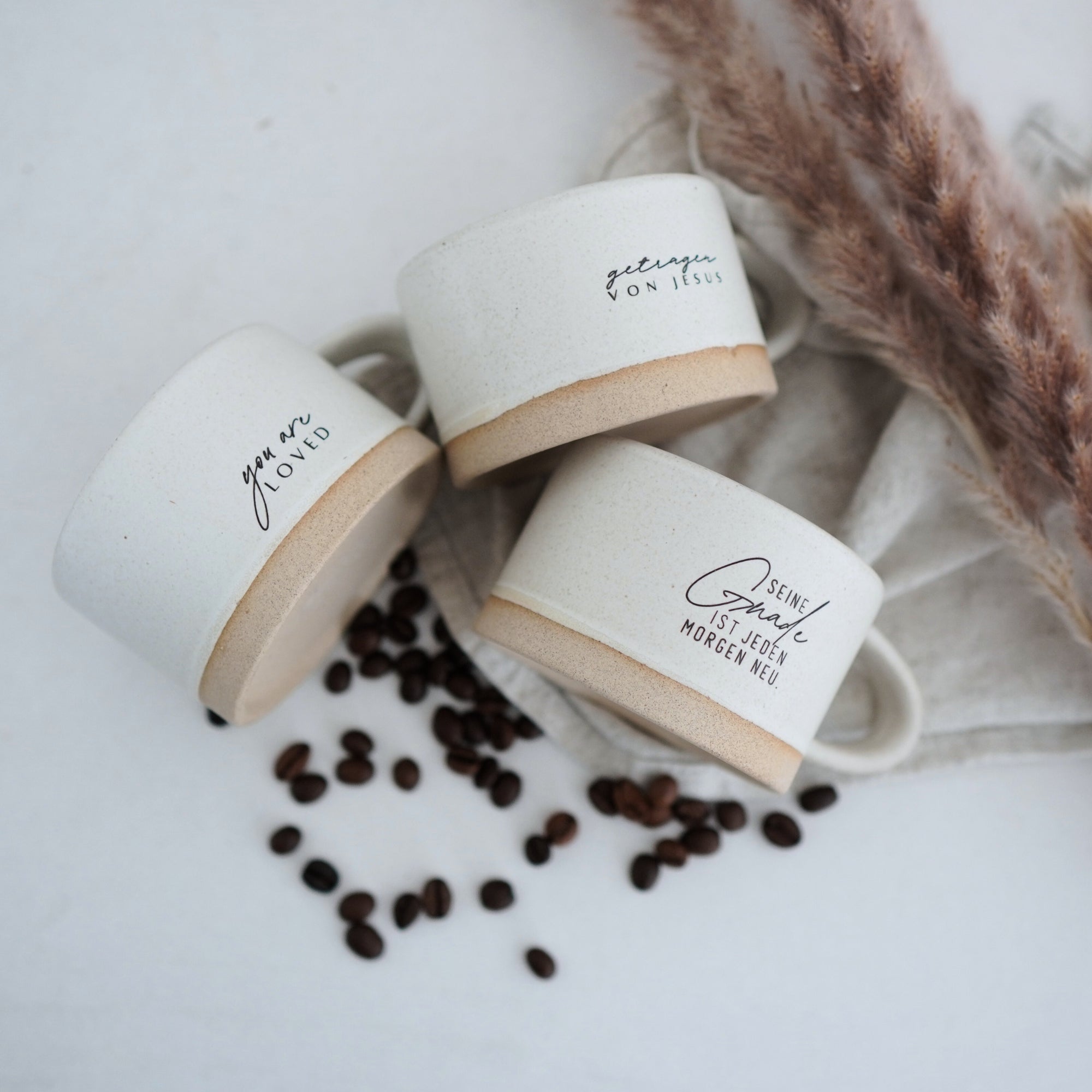 Handgemachte Tasse "getragen von Jesus" 180ml - Graviert | RUSTY-S