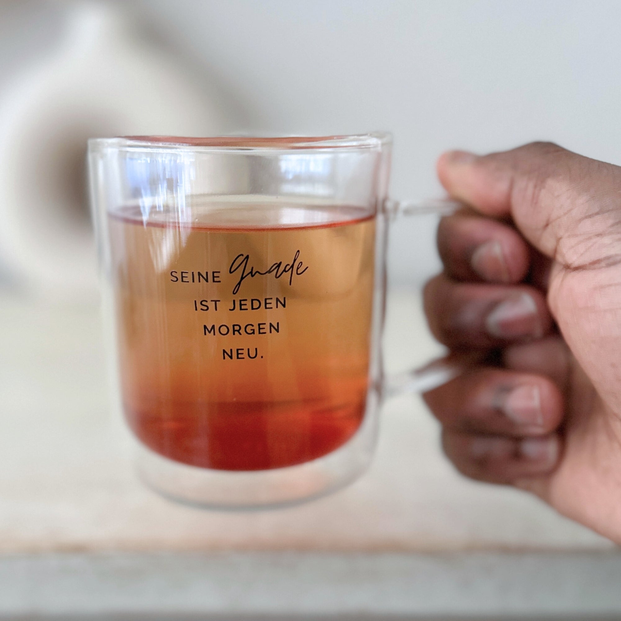 Thermotasse Glas "Seine Gnade" · 350ml · inkl. Glasdeckel & Edelstahlsieb