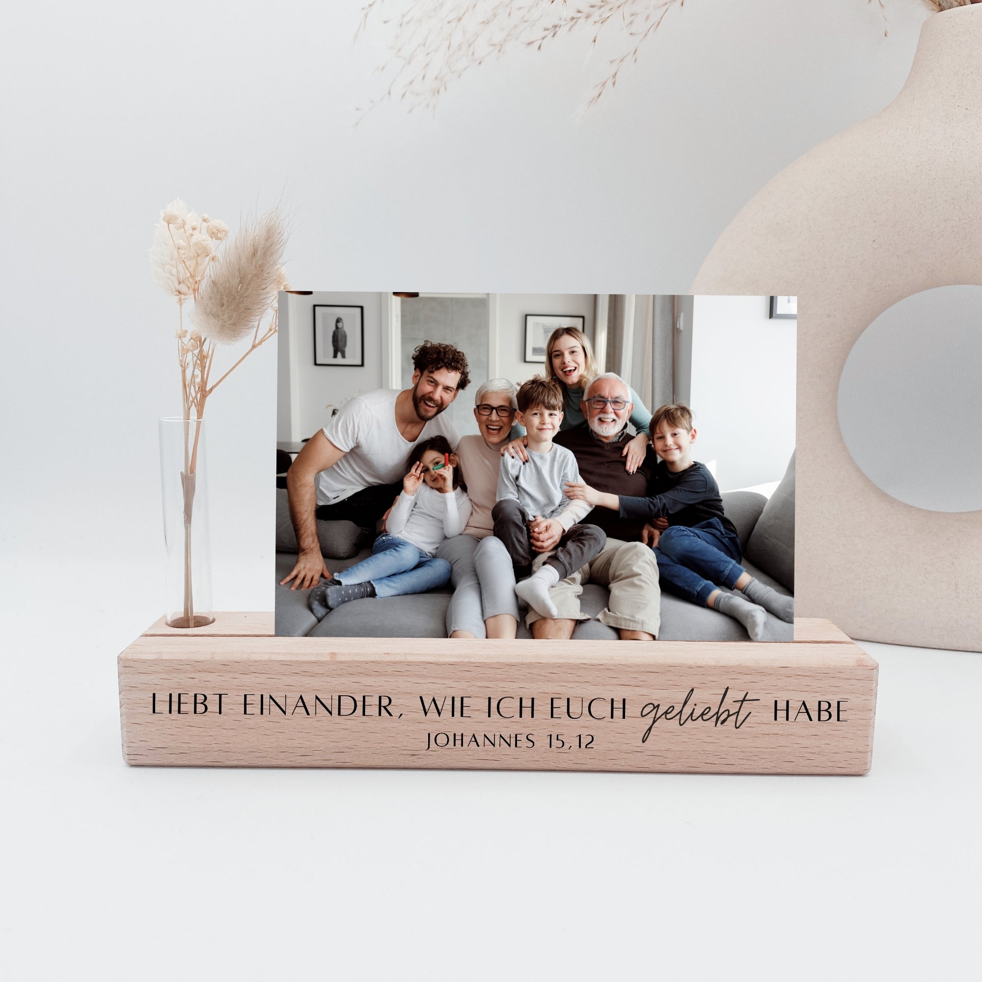 Foto- / Kartenhalter "Liebt einander" mit Blumen · Holzgravur · Buche