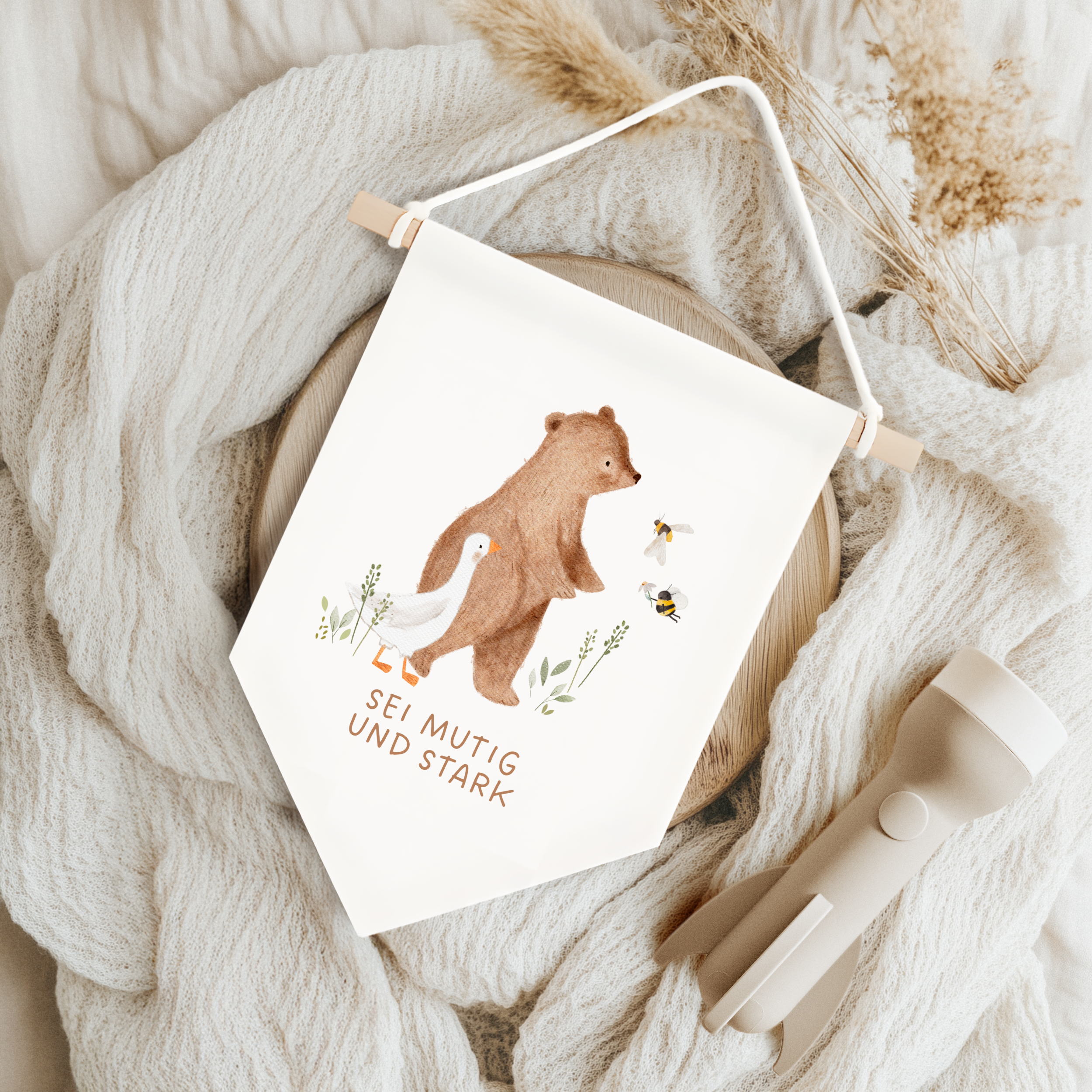 Leinwand-Wimpel mit Buchenholz-Aufhängung "Mutig und stark" · Bär mit Gans