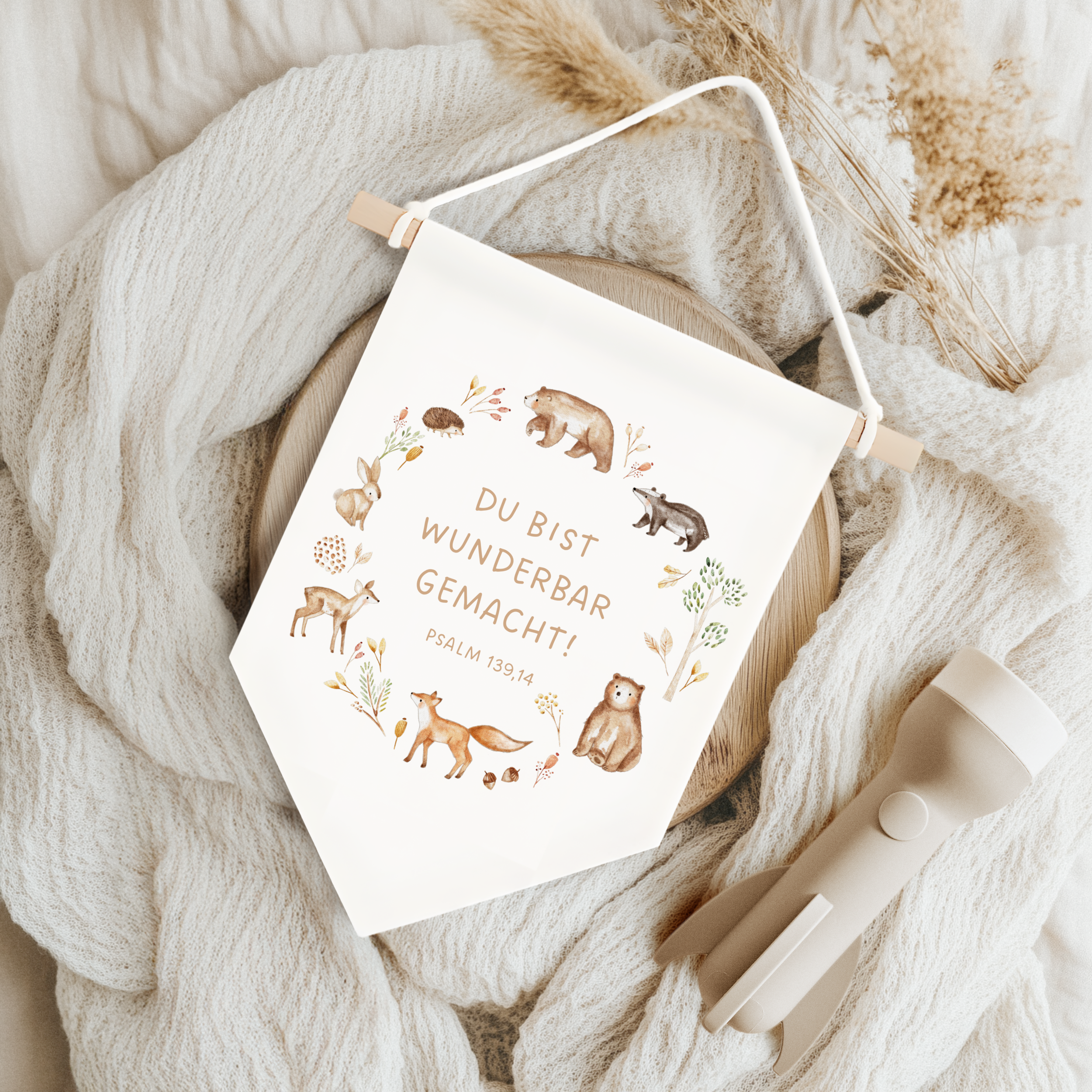 Leinwand-Wimpel mit Buchenholz-Aufhängung "Wunderbar gemacht" · Waldtiere