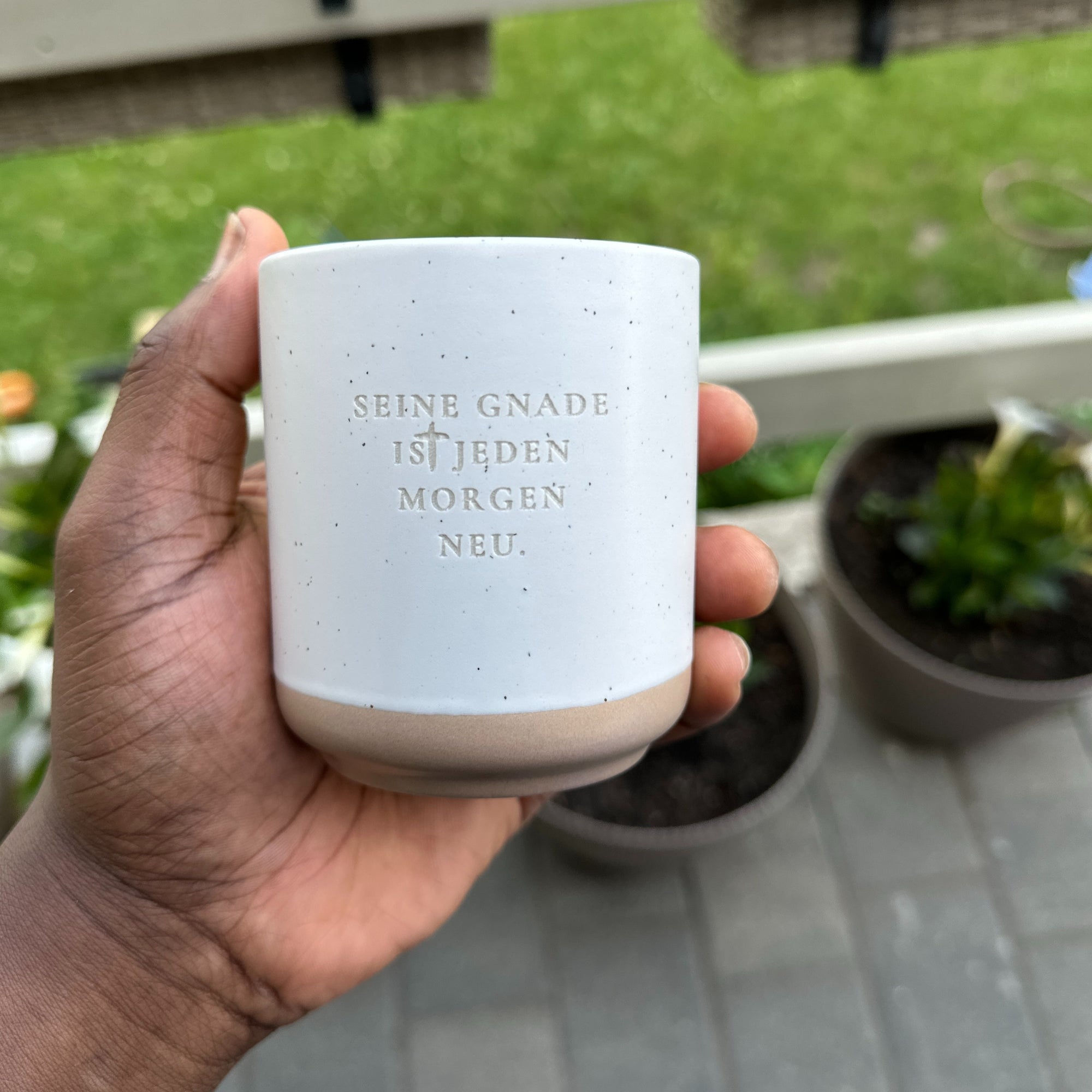 Steingut-Becher "Seine Gnade"・280ml・Graviert ・Handmade | SLIM-SANDY