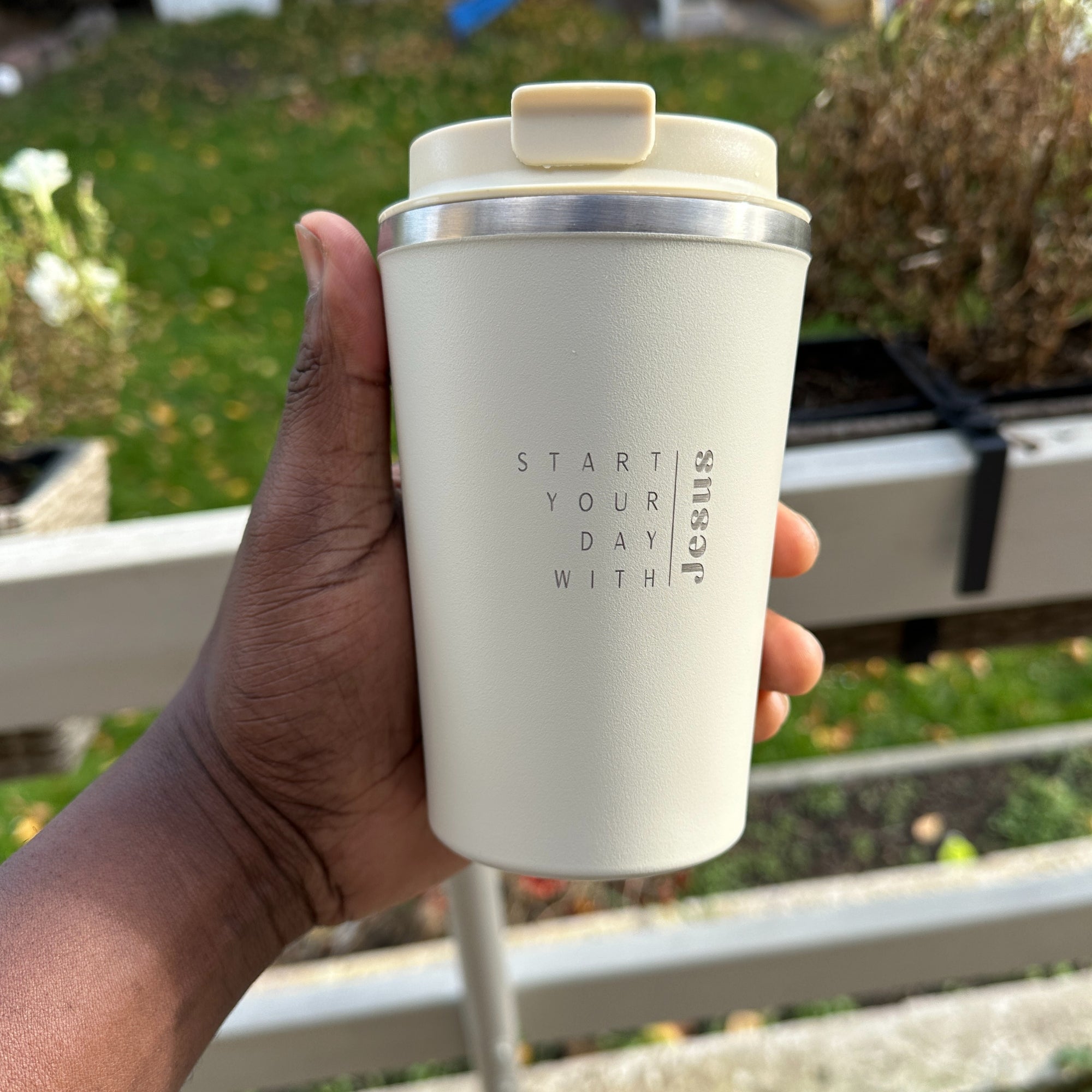 Edelstahlbecher "Start you day with Jesus" · Doppelwandig · Gravur