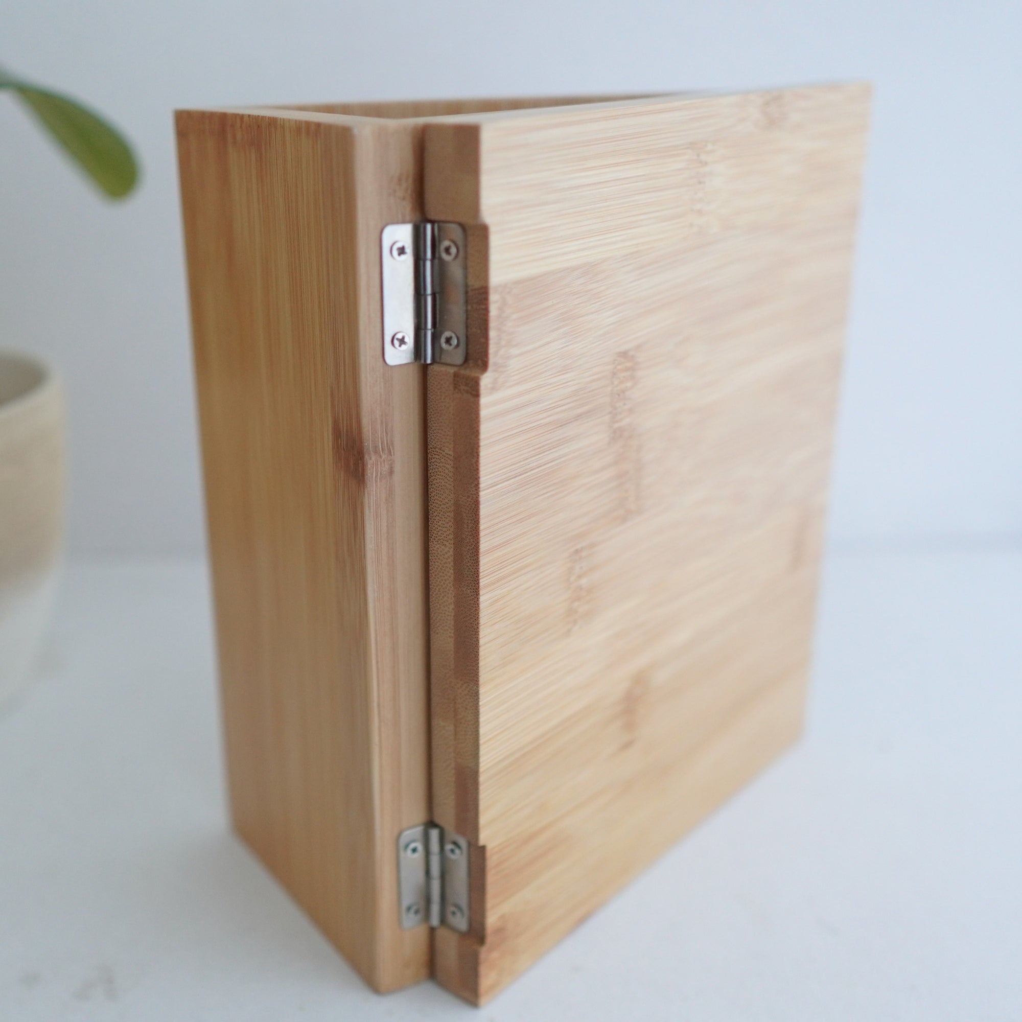 Buchstütze aus Bambusholz "Seine Gnade" · Gravur