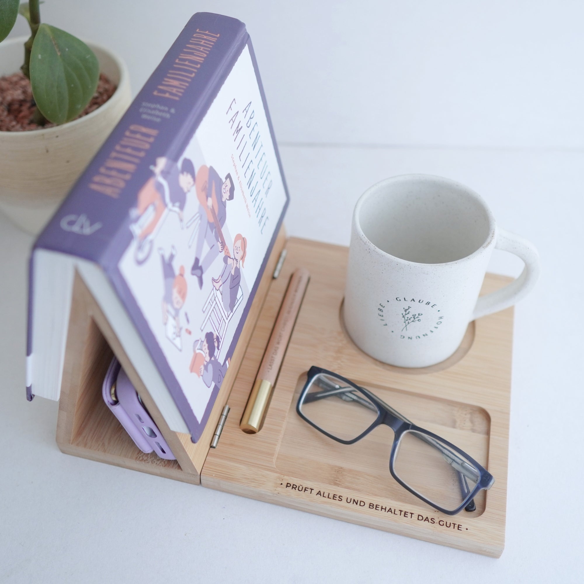 Buchstütze aus Bambusholz "Prüft alles" · Gravur