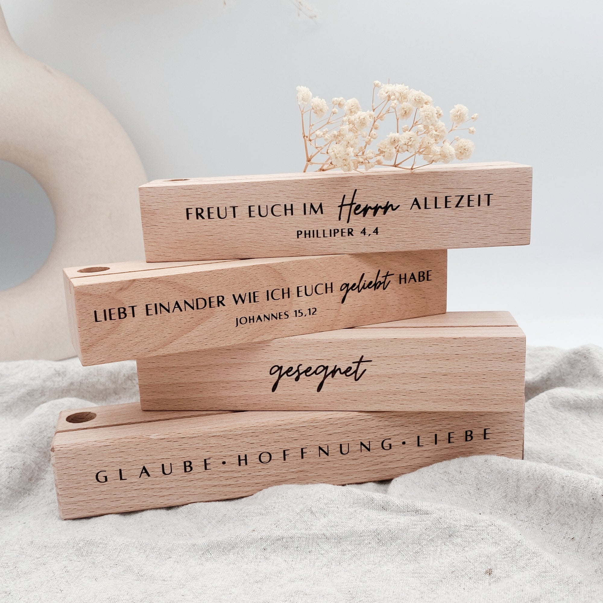 Foto- / Kartenhalter "Bleibt in meiner Liebe" mit Blumen · Holzgravur · Buche