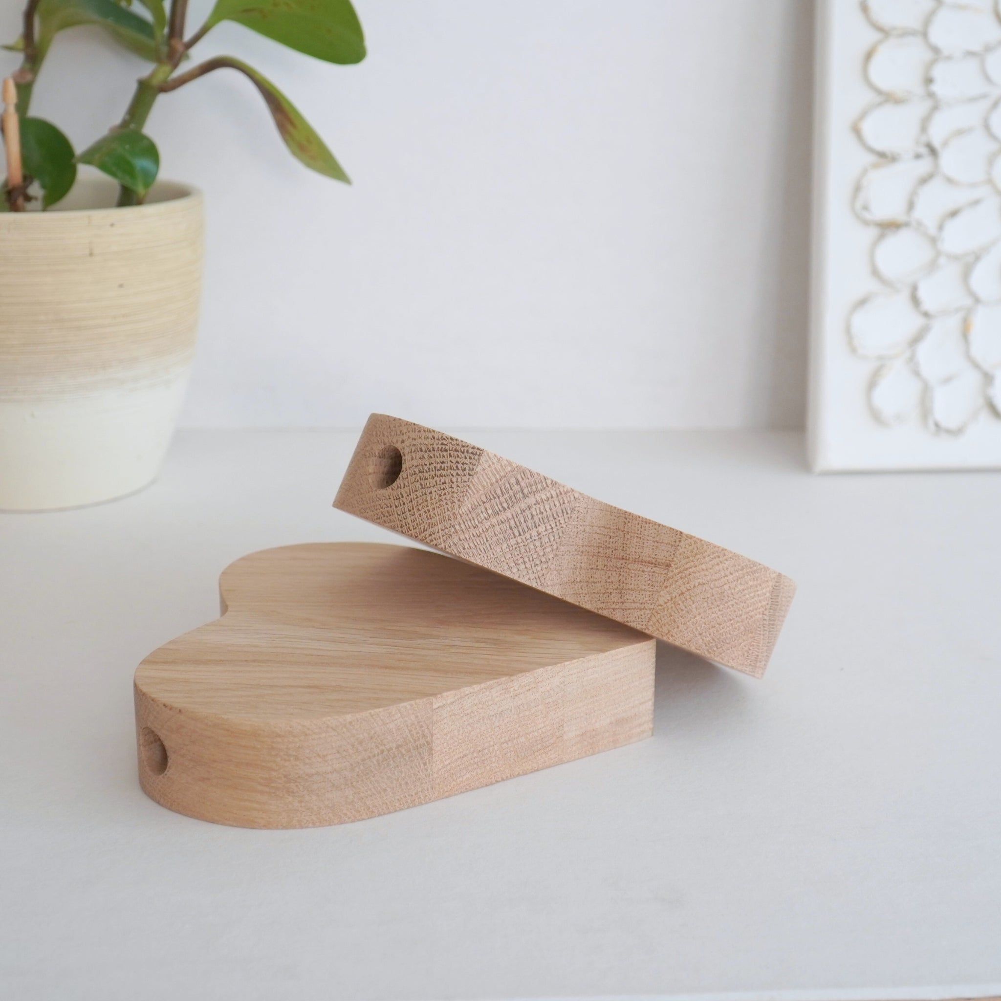 Holzvase-Herz "Liebt einander" Massivholz Eiche