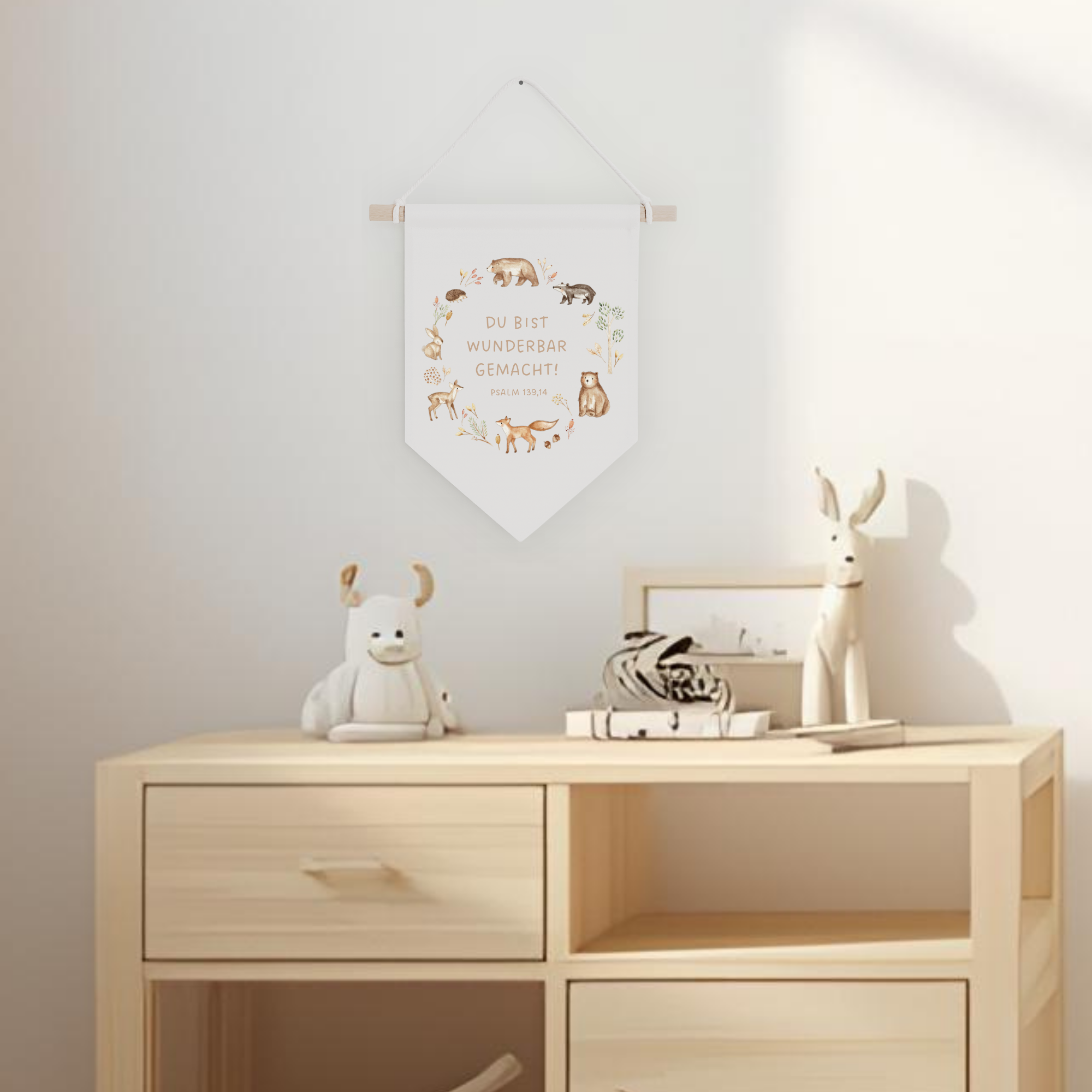 Leinwand-Wimpel mit Buchenholz-Aufhängung "Wunderbar gemacht" · Waldtiere