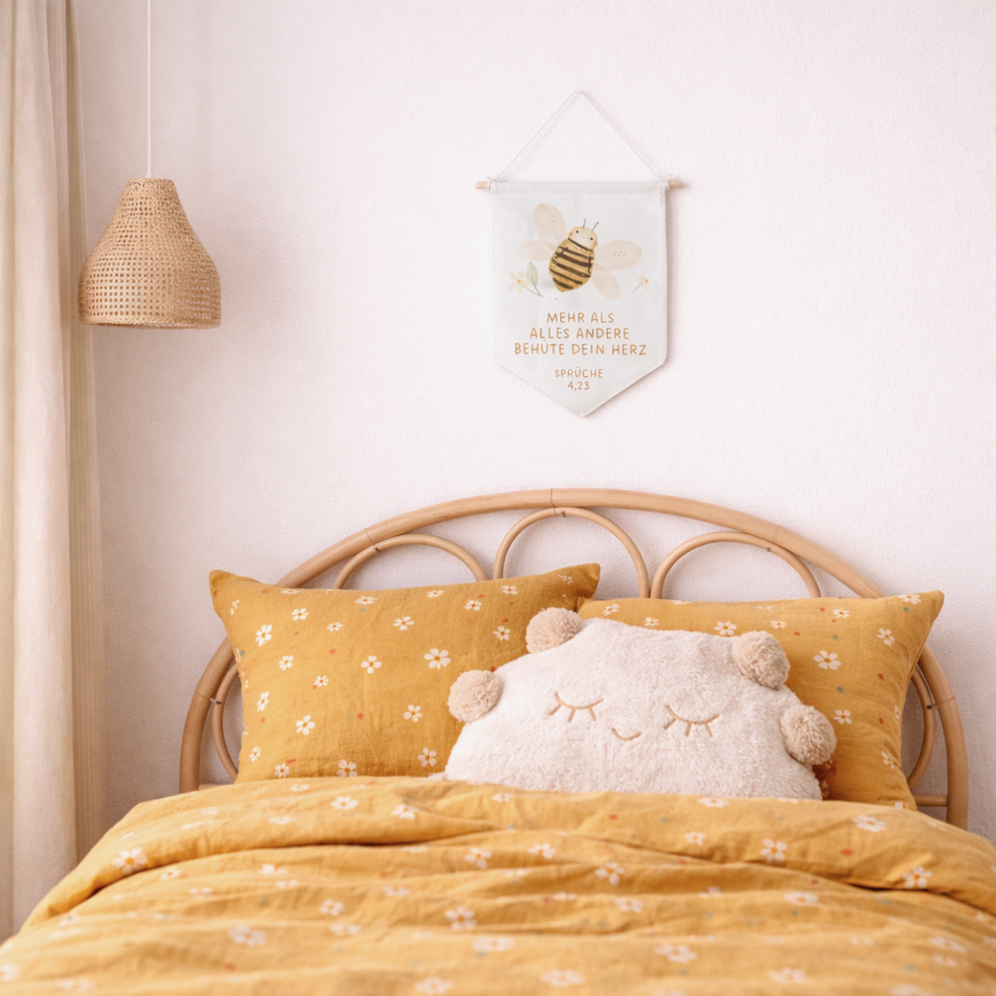 Leinwand-Wimpel mit Buchenholz-Aufhängung "Behüte dein Herz" · Schmetterling