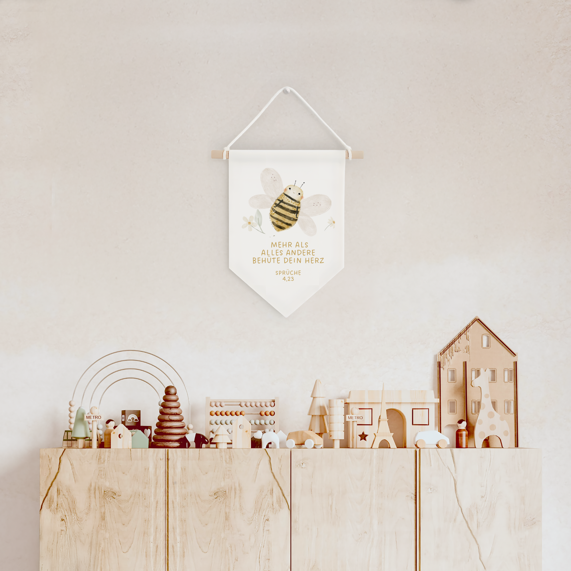 Leinwand-Wimpel mit Buchenholz-Aufhängung "Behüte dein Herz" · Schmetterling