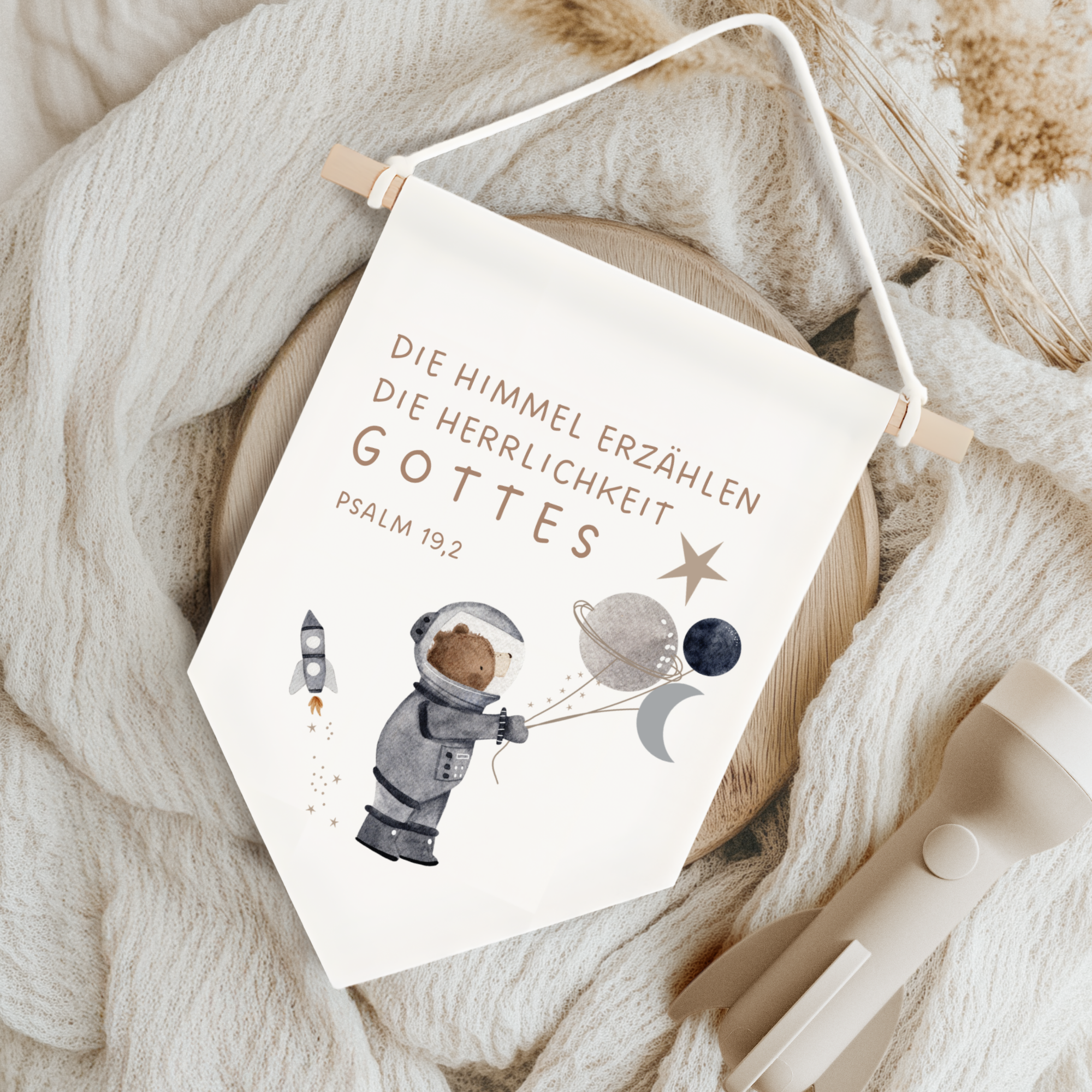 Leinwand-Wimpel mit Buchenholz-Aufhängung "Die Himmel erzählen" · Bär & Weltall