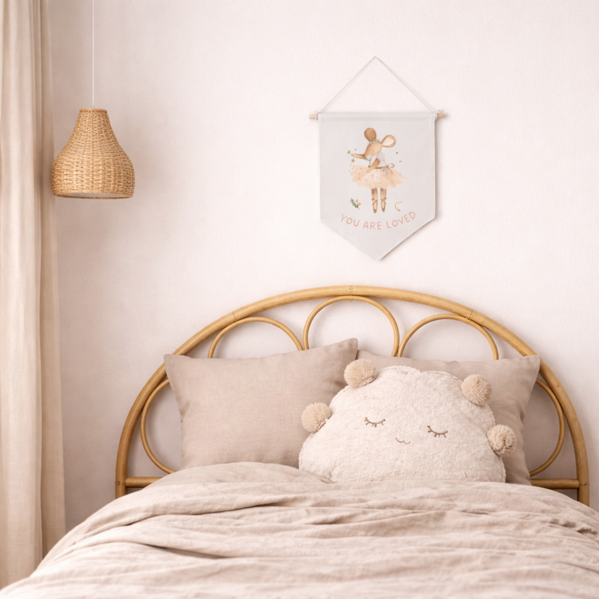 Leinwand-Wimpel mit Buchenholz-Aufhängung "You are loved" · Maus als Ballerina