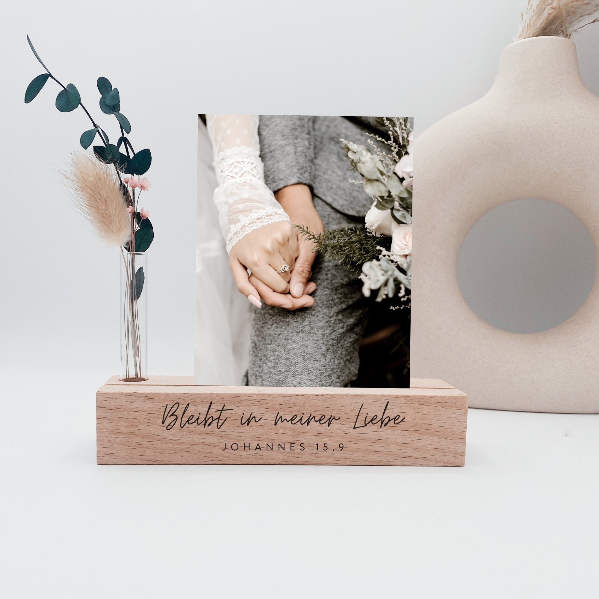 Foto- / Kartenhalter "Bleibt in meiner Liebe" mit Blumen · Holzgravur · Buche