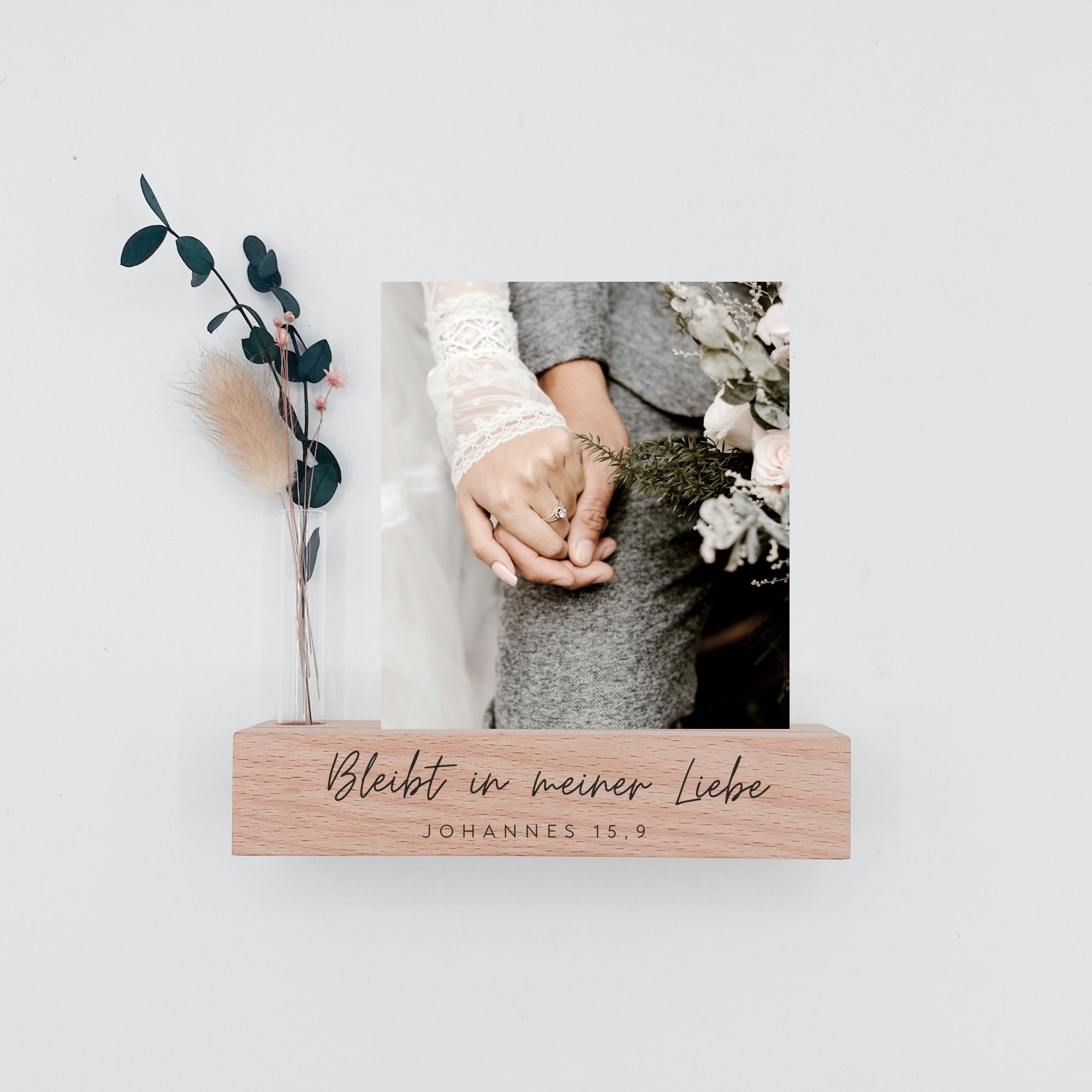 Foto- / Kartenhalter "Bleibt in meiner Liebe" mit Blumen · Holzgravur · Buche