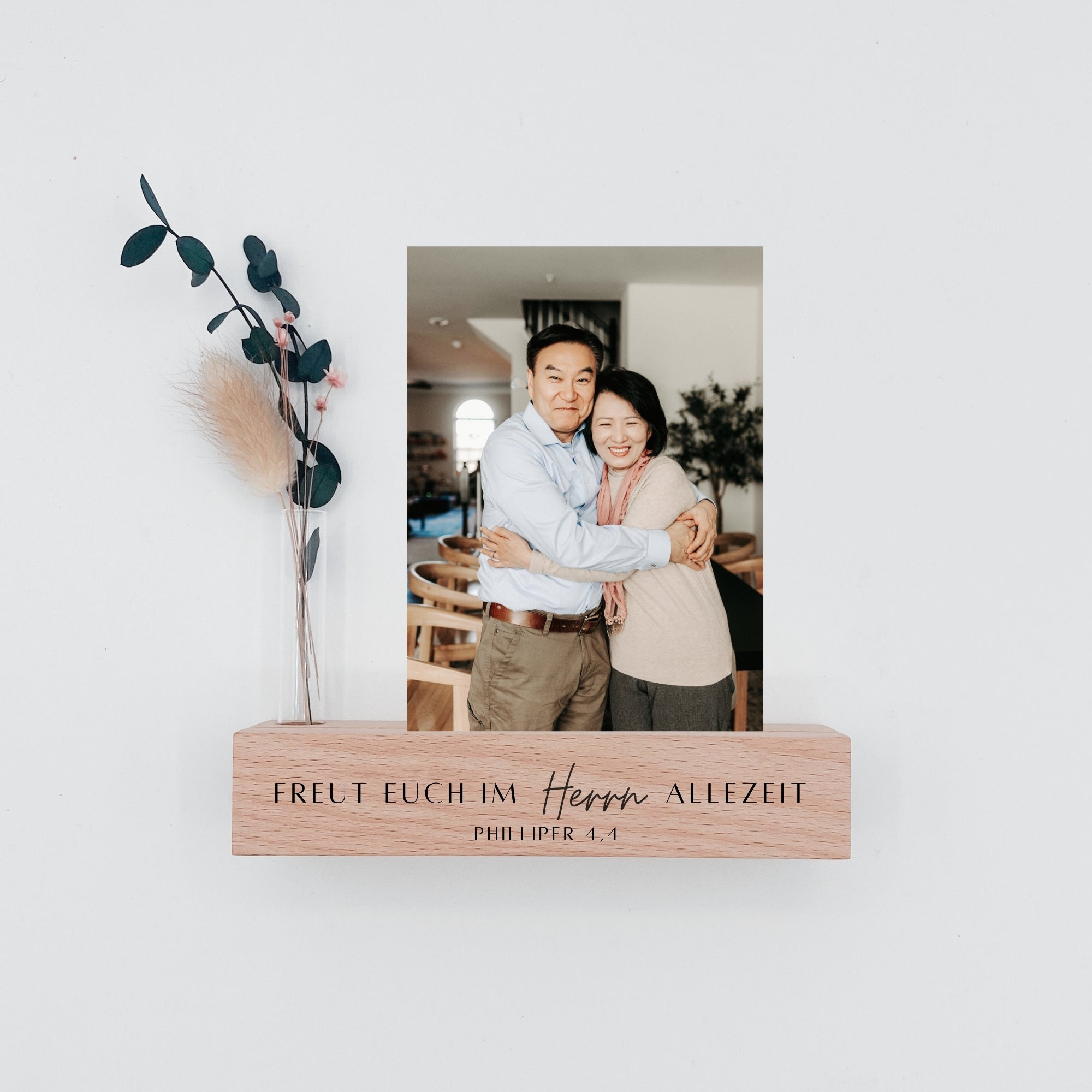 Foto- / Kartenhalter "FREUT EUCH" mit Blumen · Holzgravur · Buche