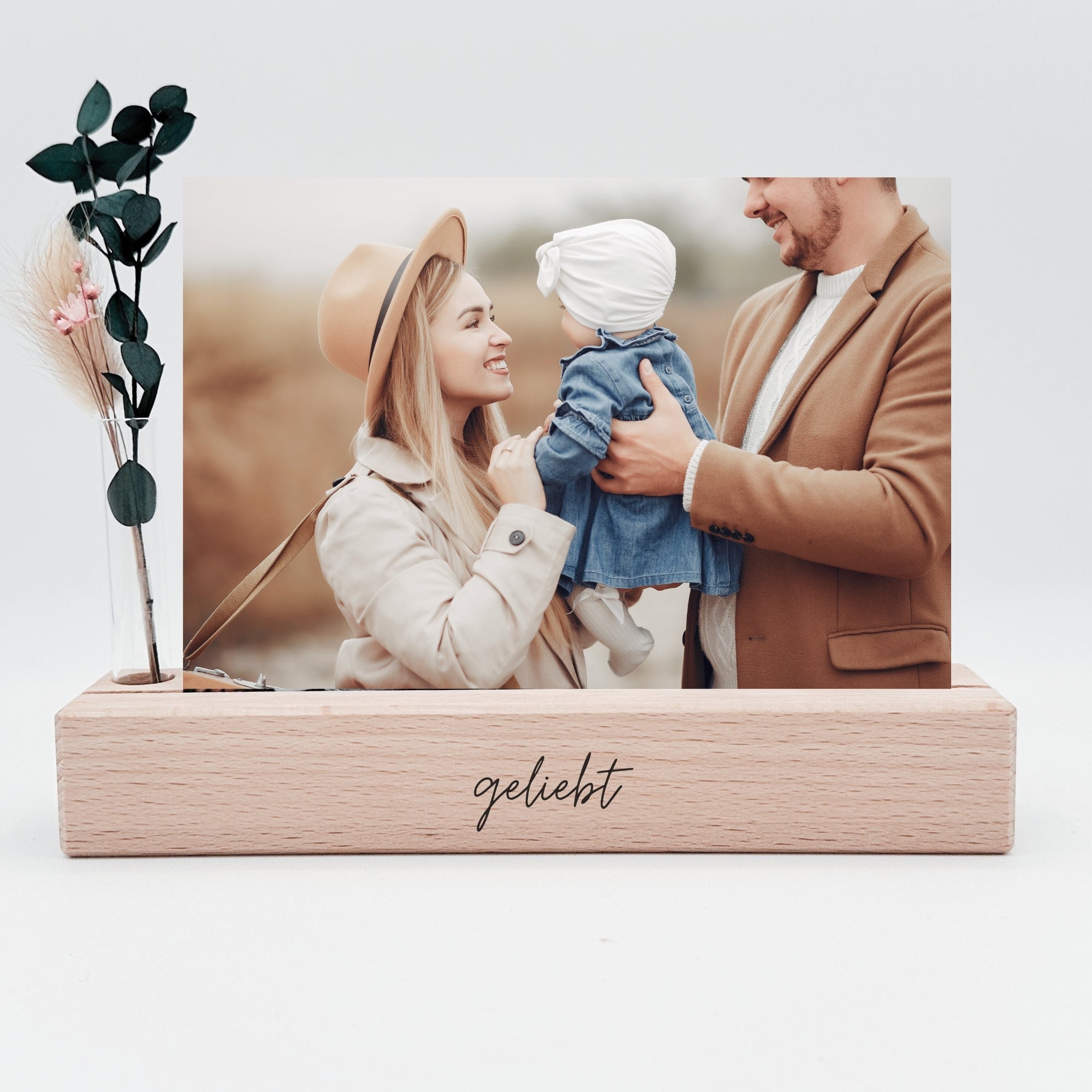 Foto- / Kartenhalter "geliebt" mit Blumen · Holzgravur · Buche