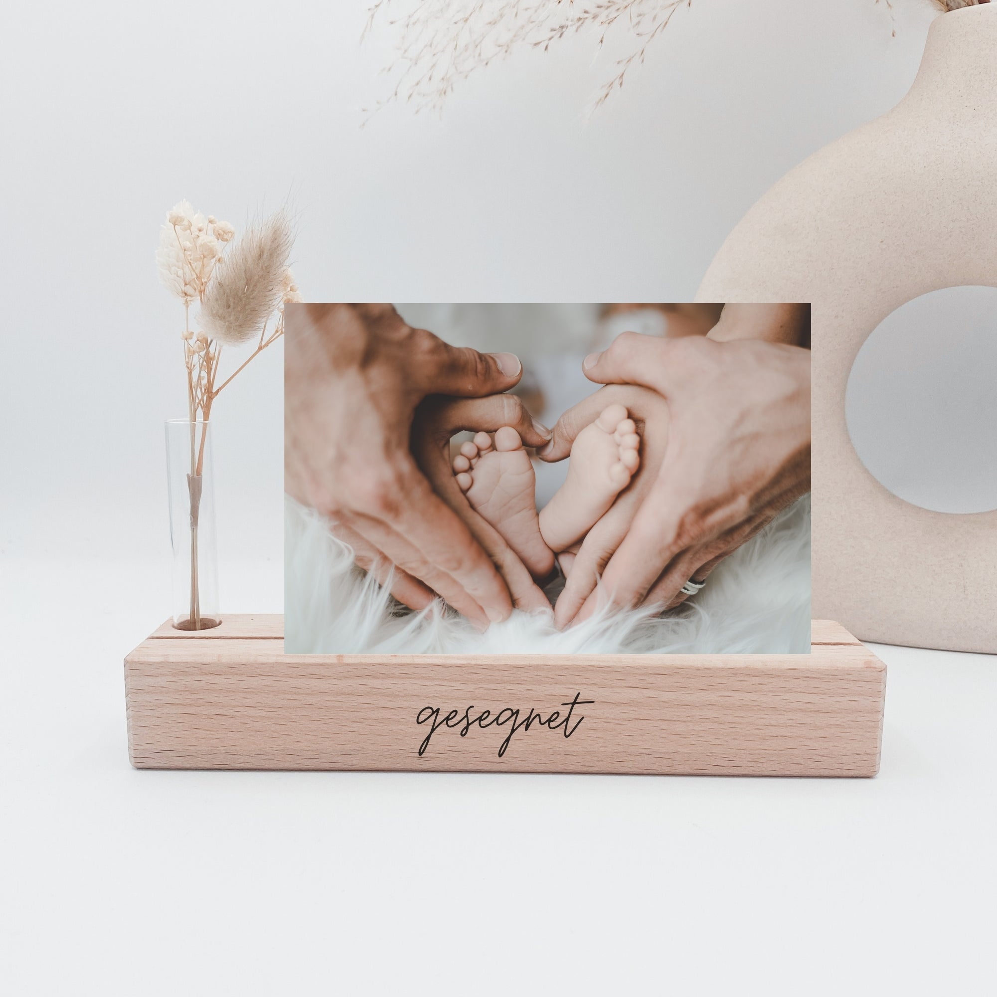 Foto- / Kartenhalter "Gesegnet" mit Blumen · Holzgravur · Buche