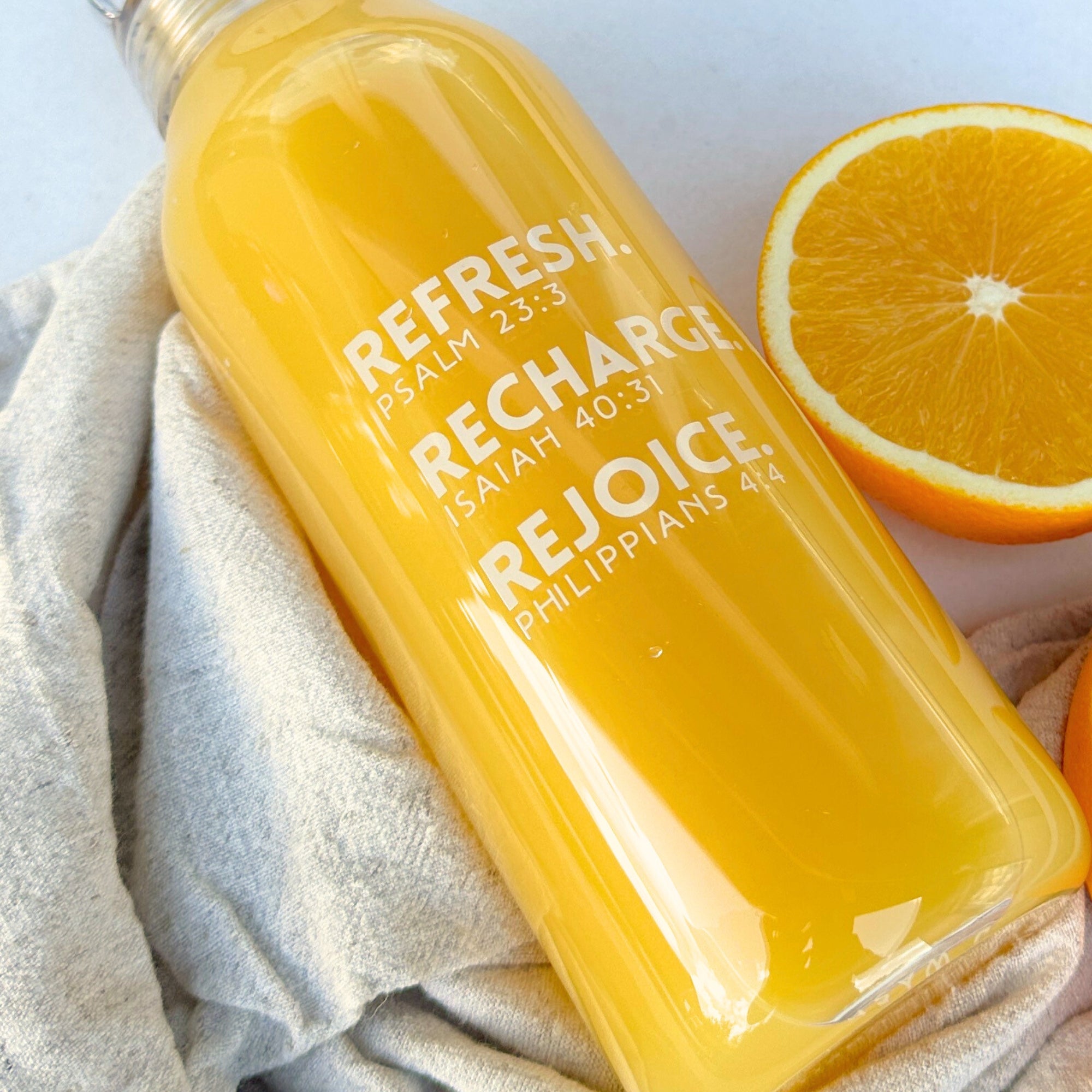 Trinkflasche aus Glas "Refresh, Recharge, Rejoice" · 500ml