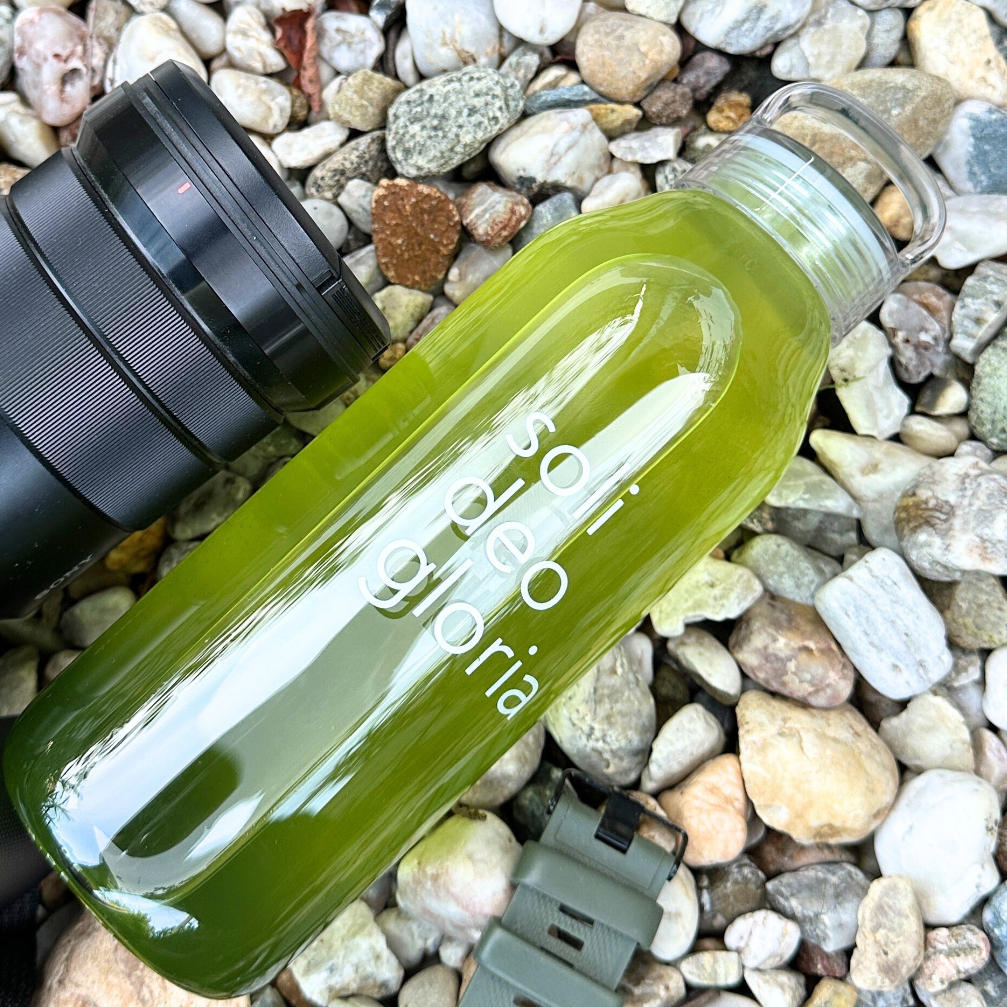 Trinkflasche aus Glas "Soli Deo Gloria" · 500ml