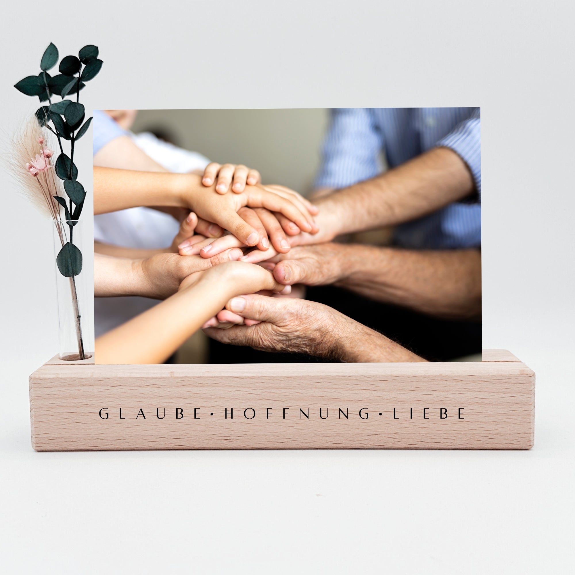 Foto- / Kartenhalter "Glaube Hoffnung Liebe" mit Blumen · Holzgravur · Buche