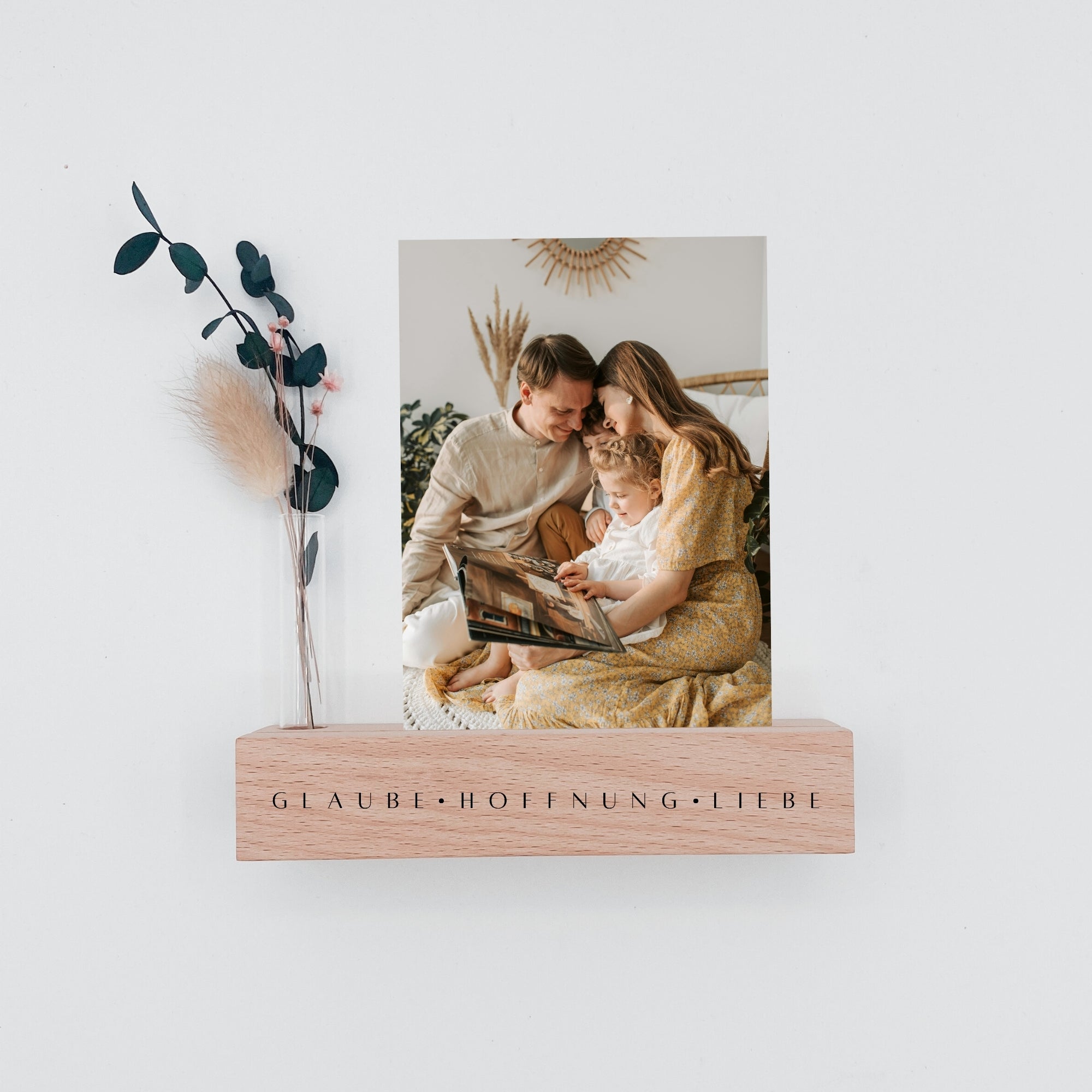 Foto- / Kartenhalter "Glaube Hoffnung Liebe" mit Blumen · Holzgravur · Buche