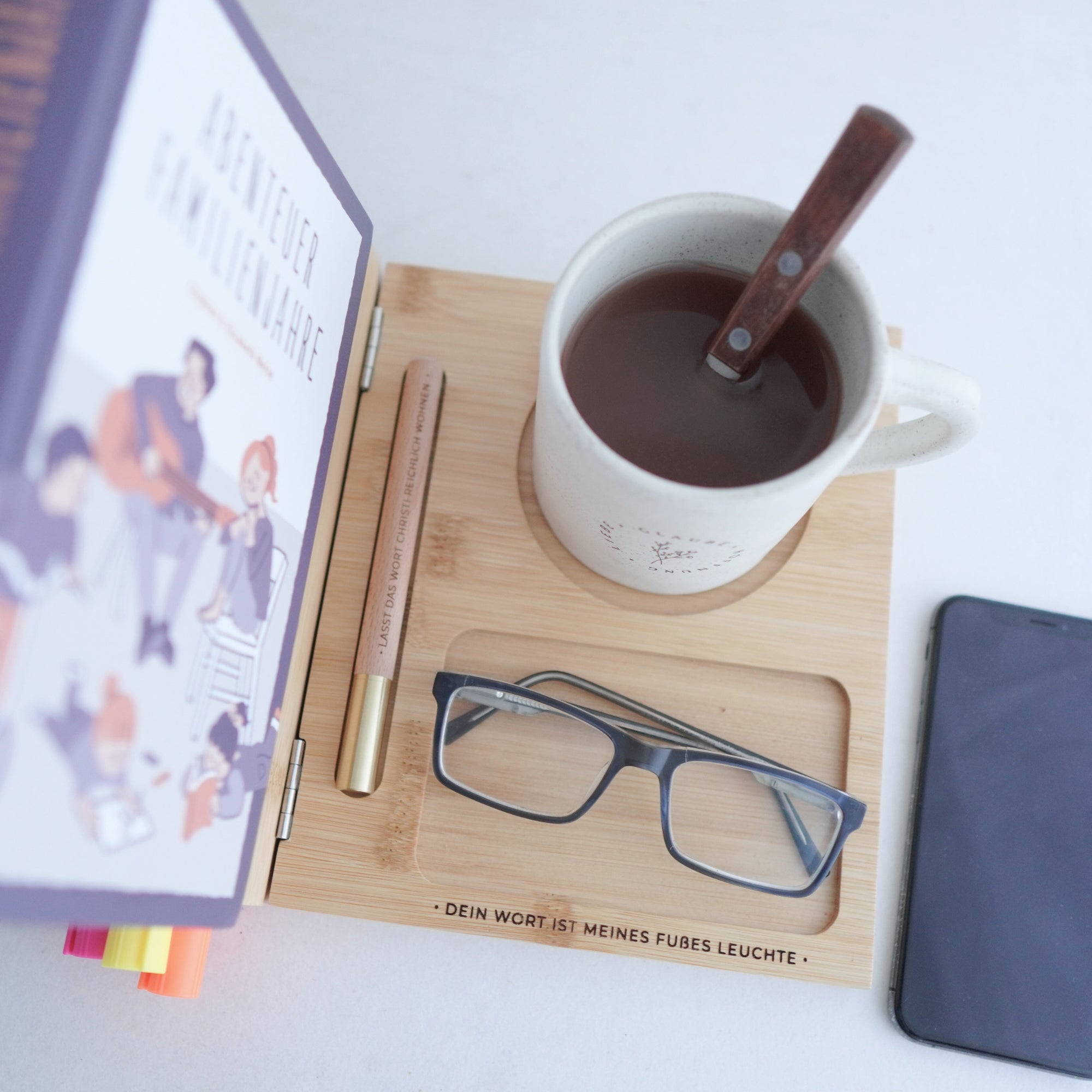 Buchstütze aus Holz "Fußes Leuchte" · Gravur