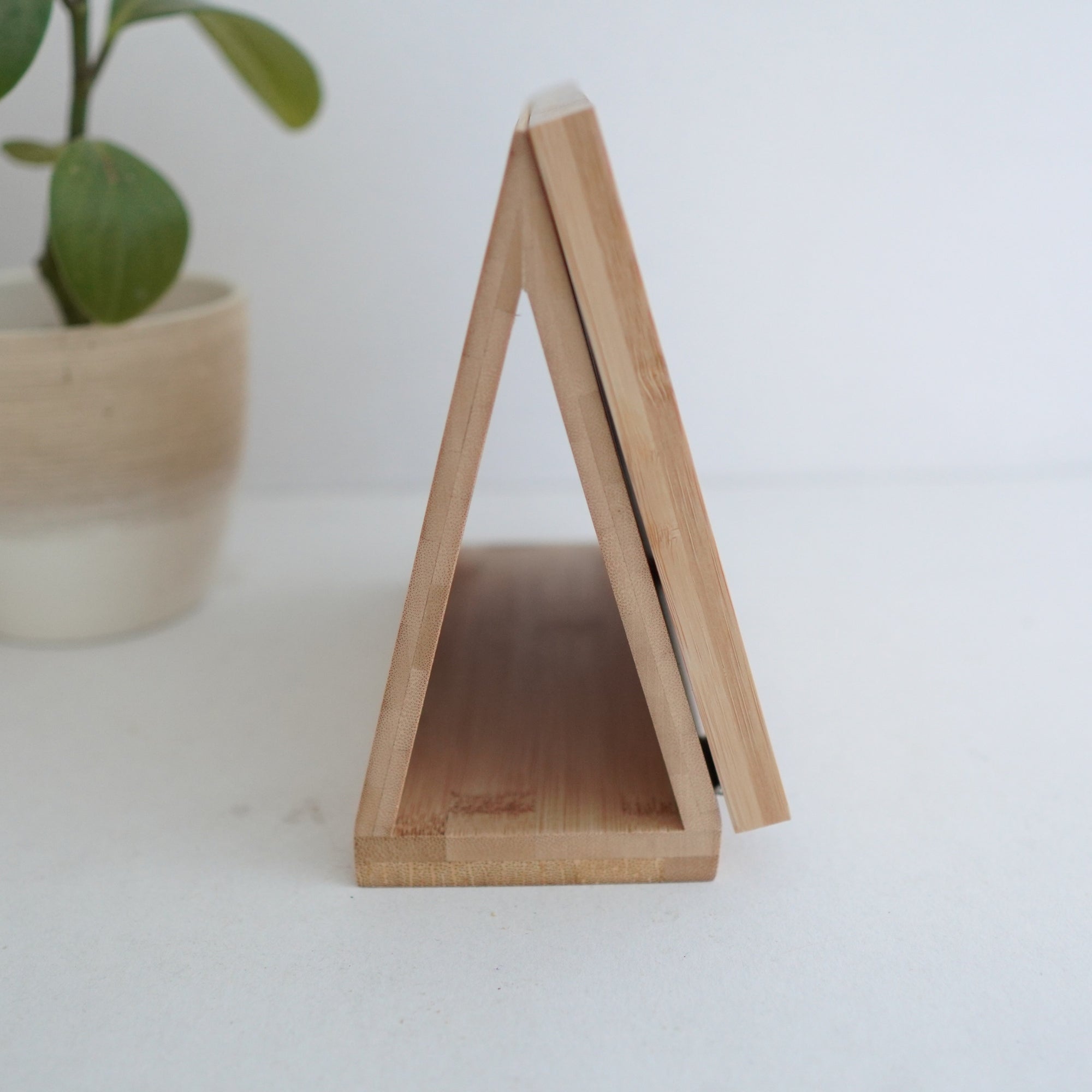 Buchstütze aus Bambusholz "Prüft alles" · Gravur