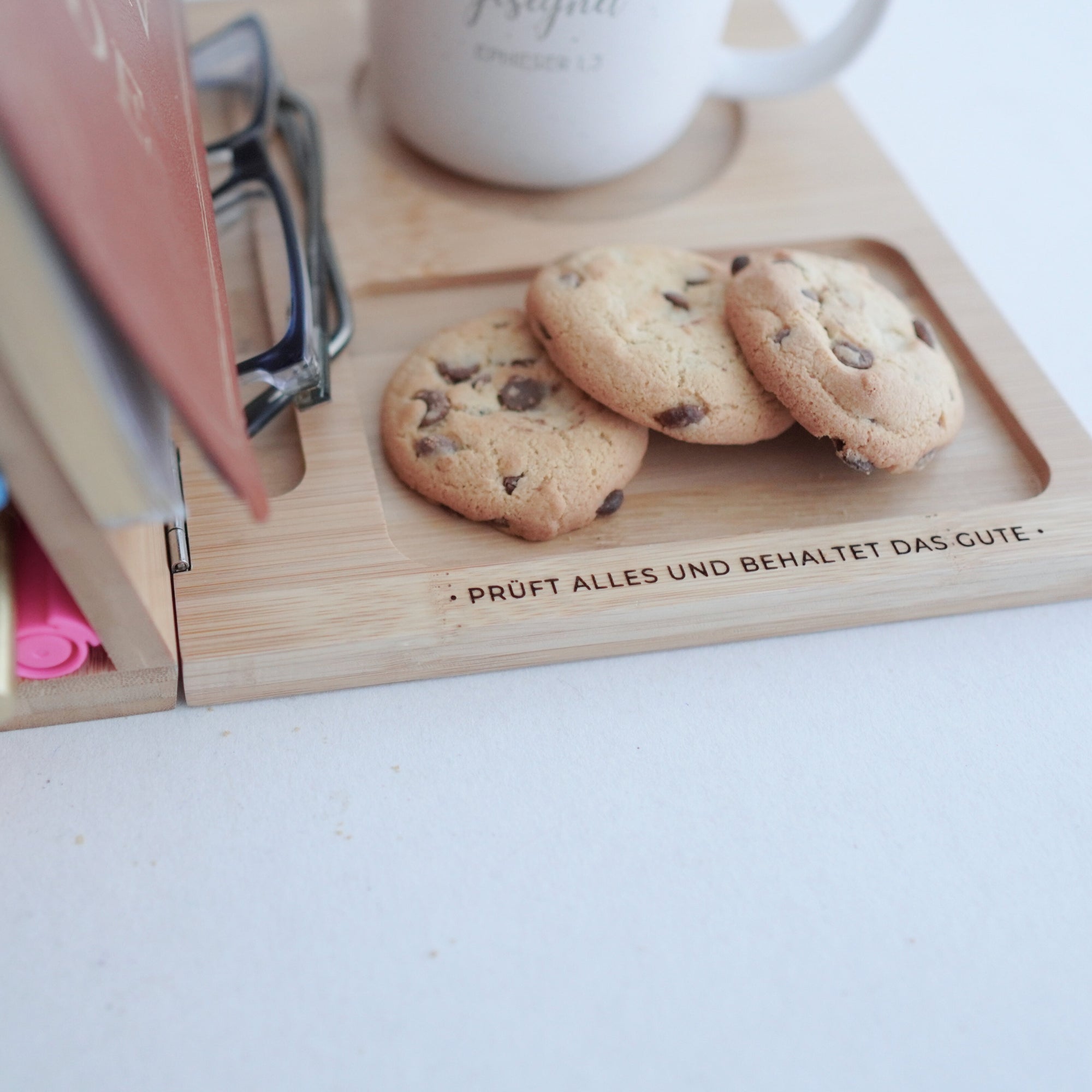 Buchstütze aus Bambusholz "Prüft alles" · Gravur