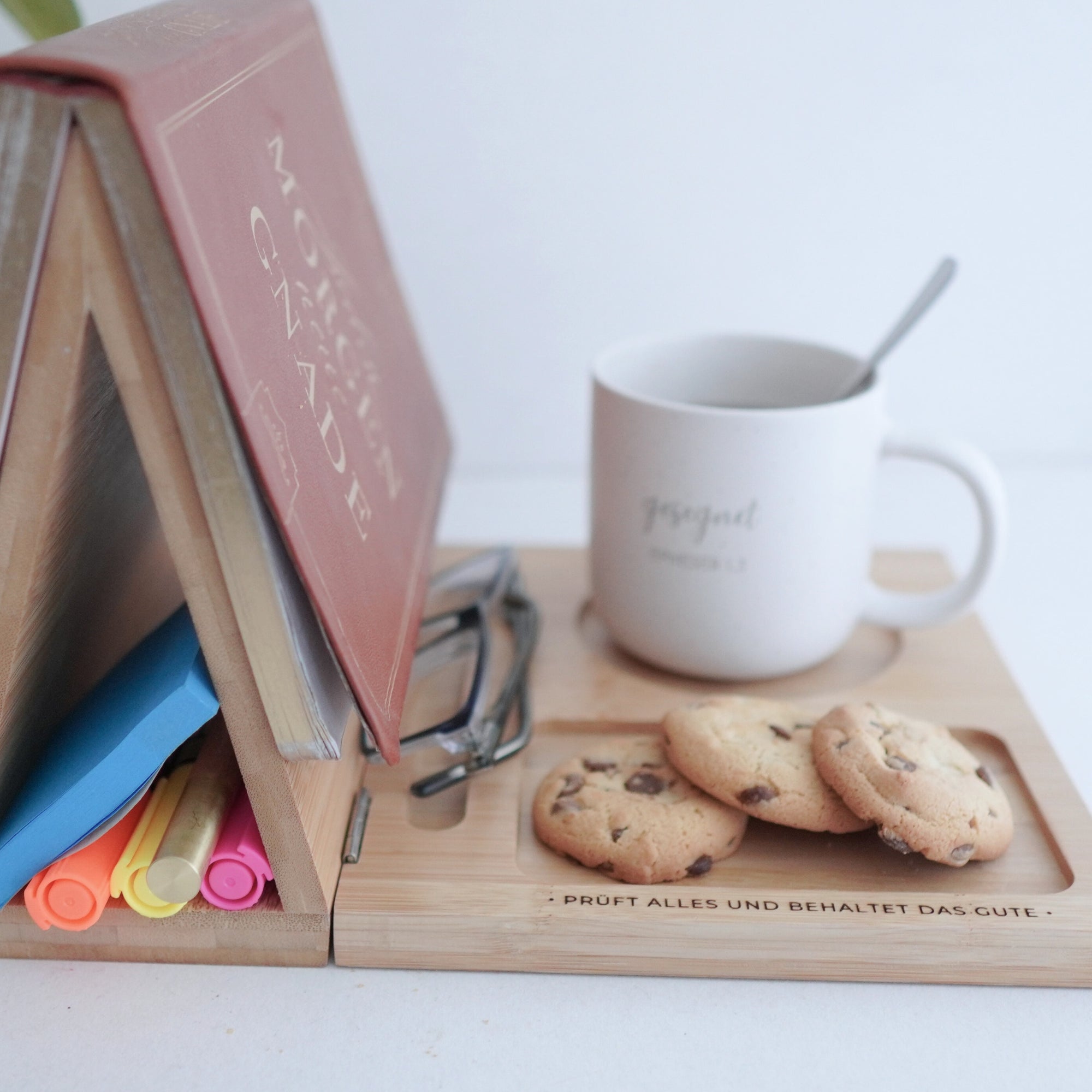 Buchstütze aus Bambusholz "Prüft alles" · Gravur