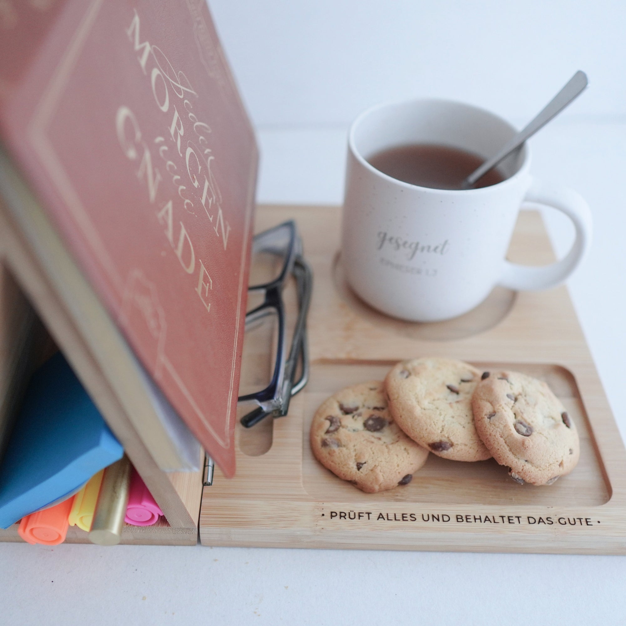 Buchstütze aus Bambusholz "Prüft alles" · Gravur