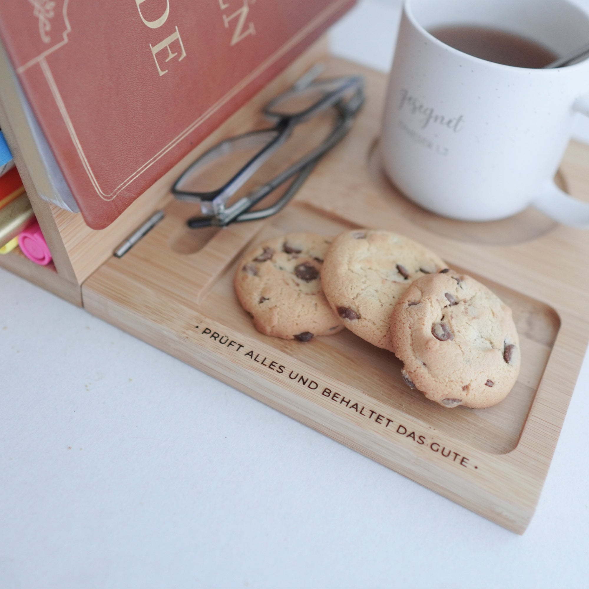 Buchstütze aus Bambusholz "Prüft alles" · Gravur