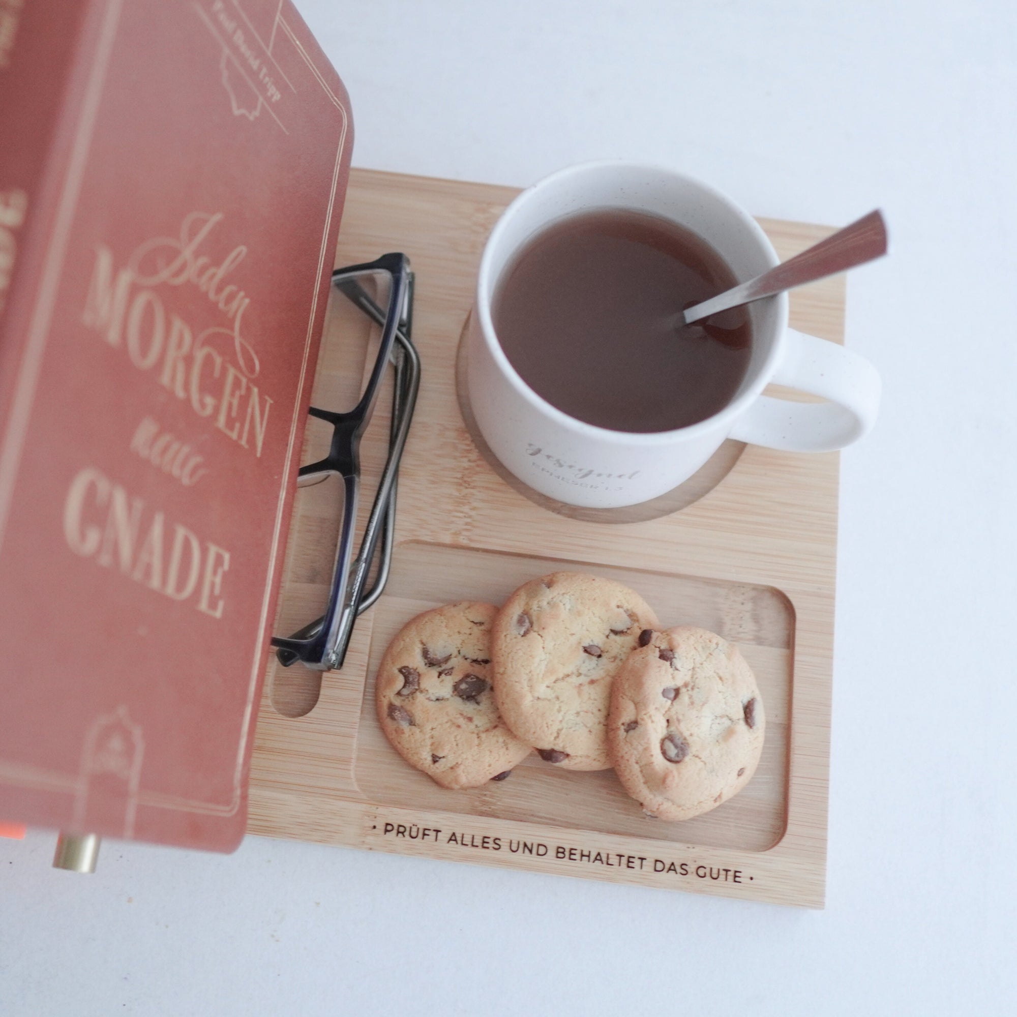 Buchstütze aus Bambusholz "Prüft alles" · Gravur